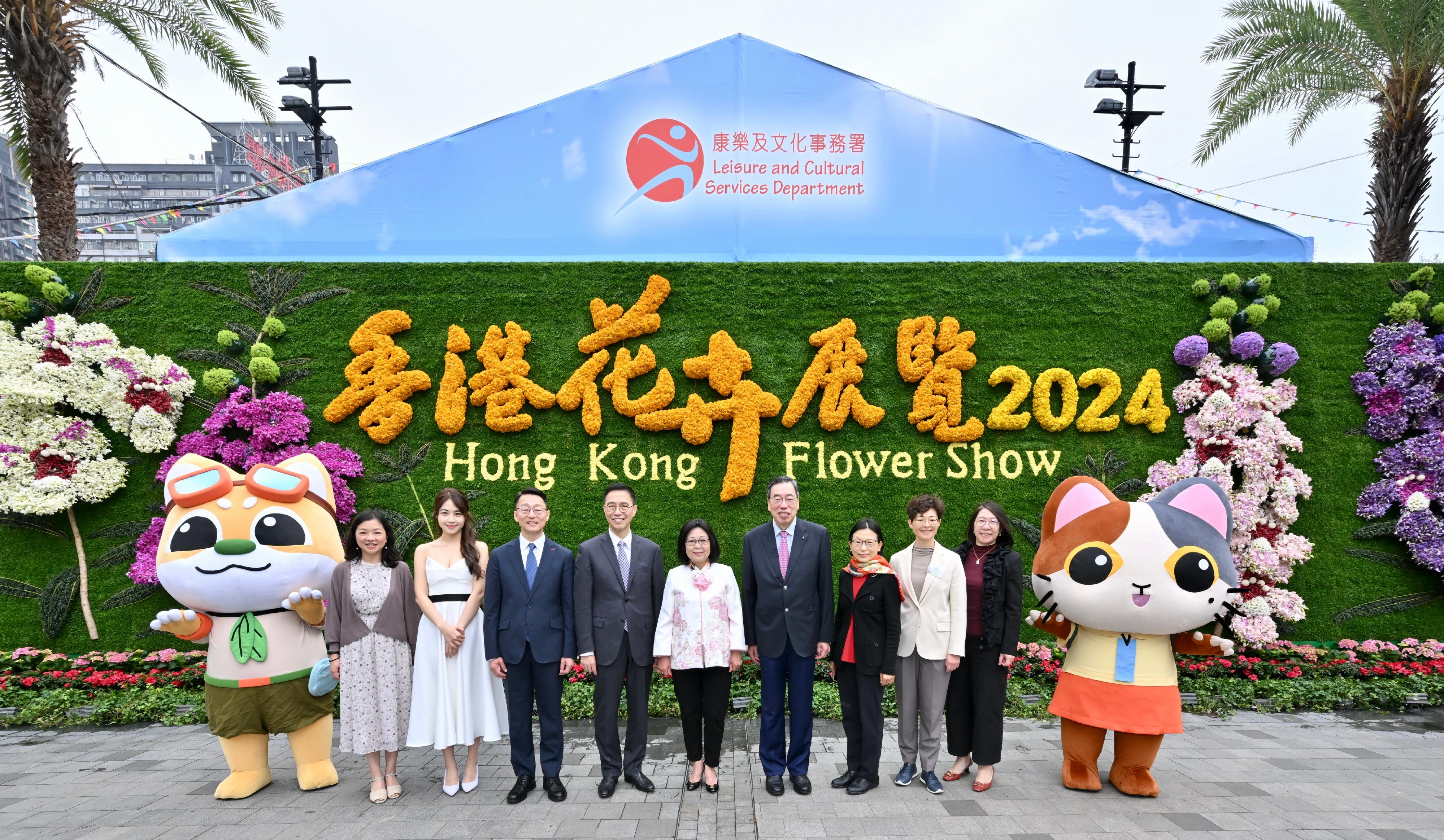 The annual Hong Kong Flower Show extravaganza opened at Victoria Park today (March 15) with some 420 000 flowers on display, including about 40 000 angelonias as the theme flower. Photo shows (from right) Assistant Director (Leisure Services) of the Leisure and Cultural Services Department (LCSD) Ms Fung Miu-ling; Deputy Director (Leisure Services) of the LCSD Ms Winnie Chui; Steward of the Hong Kong Jockey Club, Miss Anita Fung; the President of the Legislative Council, Mr Andrew Leung; the wife of the Chief Executive, Mrs Janet Lee; the Secretary for Culture, Sports and Tourism, Mr Kevin Yeung; the Director of Leisure and Cultural Services, Mr Vincent Liu; Miss Hong Kong 2023 Hilary Chong; and the Chairperson of the Show Committee of the Flower Show, Ms Tina Tai, in front of the three-dimensional angelonia flower wall.