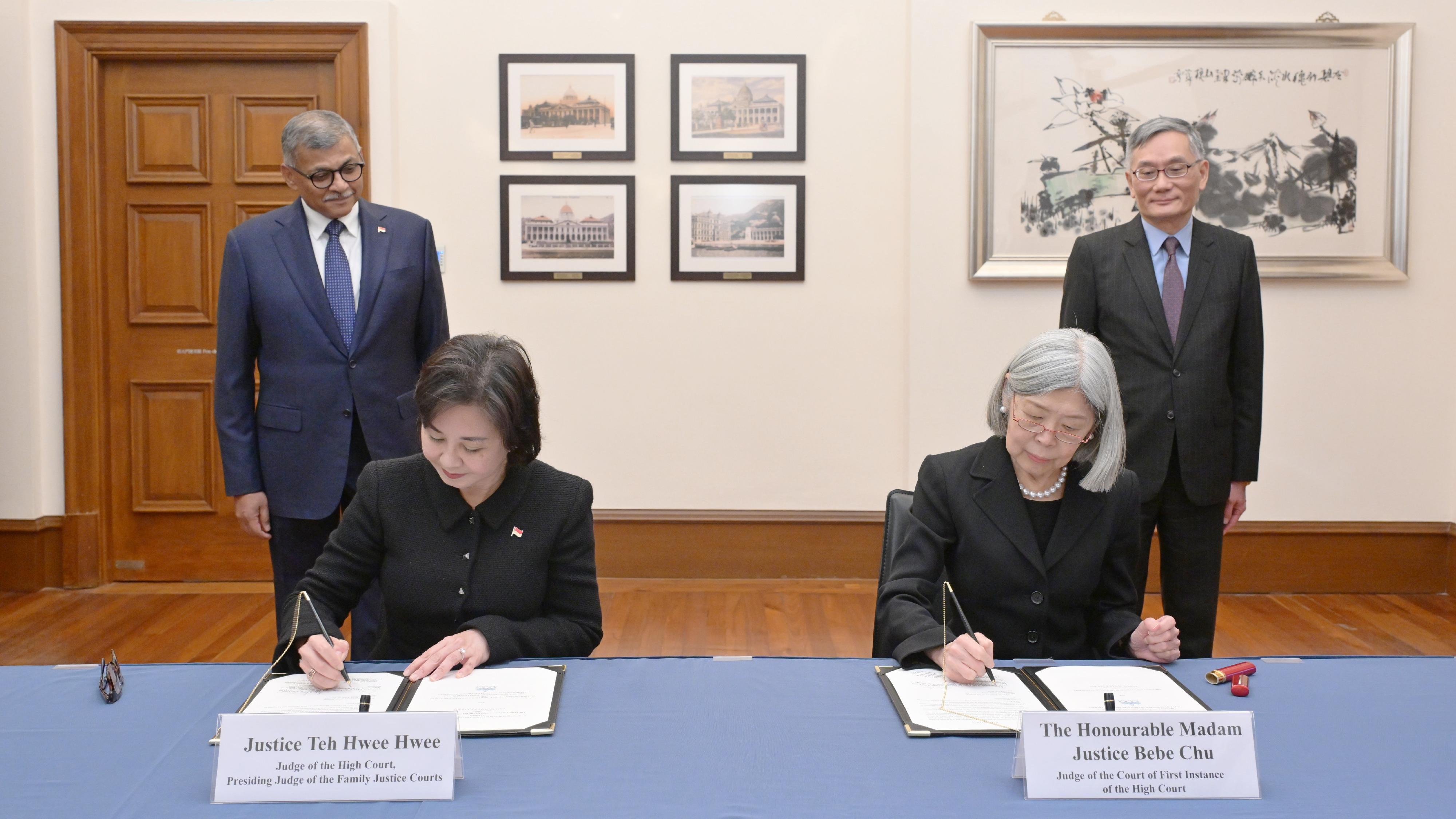 The Honourable Chief Justice Andrew Cheung Kui-nung (back row, right), Chief Justice of the Court of Final Appeal of the Hong Kong Special Administrative Region (HKSAR), and The Honourable the Chief Justice Sundaresh Menon of Singapore (back row, left) witnessed the signing of the Memorandum of Understanding by Madam Justice Bebe Chu (front row, right), Judge of the Court of First Instance of the High Court of the HKSAR with special responsibility for family cases, and Justice Teh Hwee Hwee (front row, left), Judge of the High Court and Presiding Judge of the Family Justice Courts of Singapore, today (March 15) to promote the efficient administration of the family justice systems in the two jurisdictions.   
