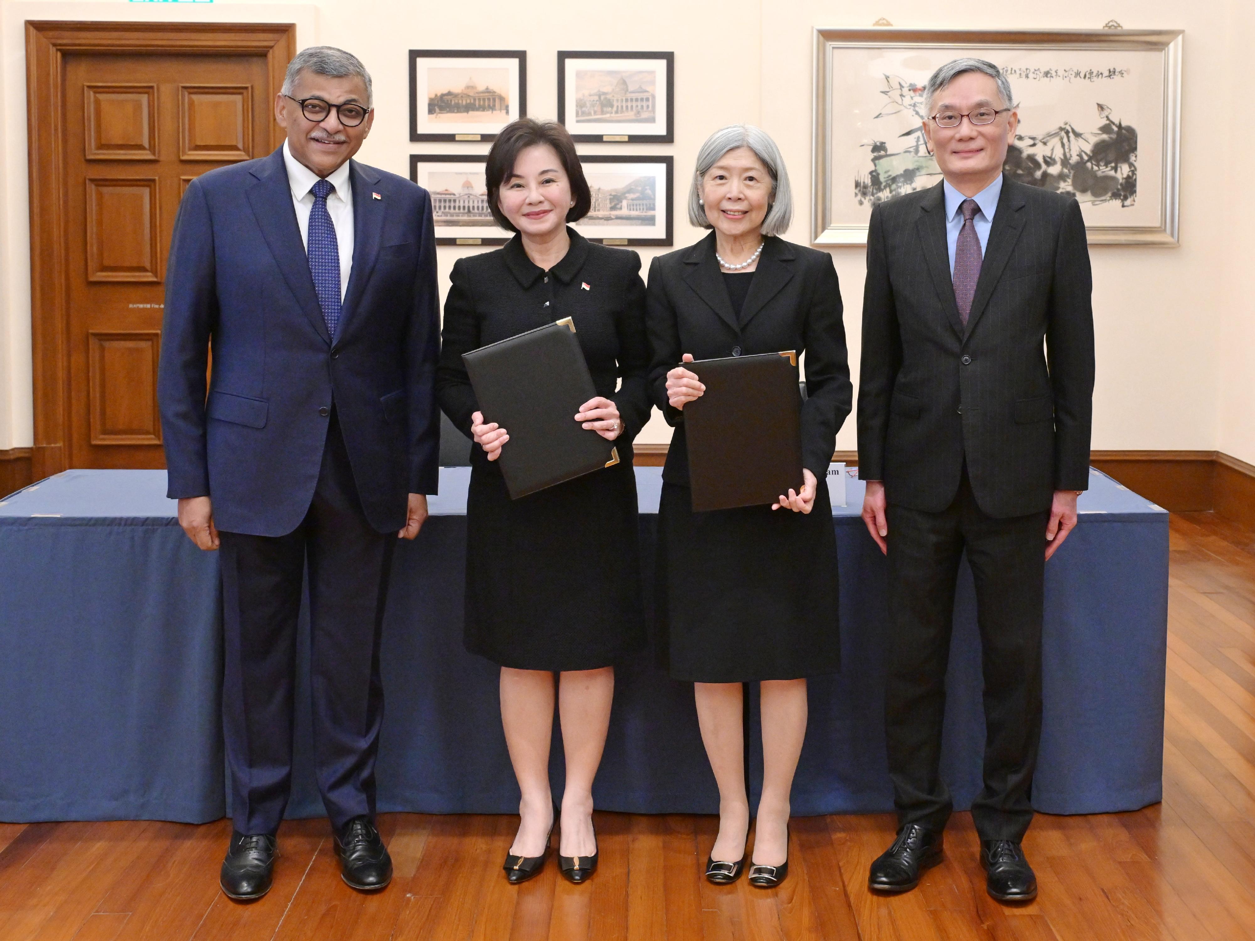 The Judiciary of the Hong Kong Special Administrative Region (HKSAR) and the Judiciary of Singapore signed a Memorandum of Understanding today (March 15) to enhance judicial exchanges in promoting the efficient administration of the family justice systems in the two jurisdictions. Photo shows (from left) The Honourable the Chief Justice Sundaresh Menon of Singapore; Justice Teh Hwee Hwee, Judge of the High Court and Presiding Judge of the Family Justice Courts of Singapore; Madam Justice Bebe Chu, Judge of the Court of First Instance of the High Court of the HKSAR with special responsibility for family cases; and The Honourable Chief Justice Andrew Cheung Kui-nung, Chief Justice of the Court of Final Appeal of the HKSAR. 