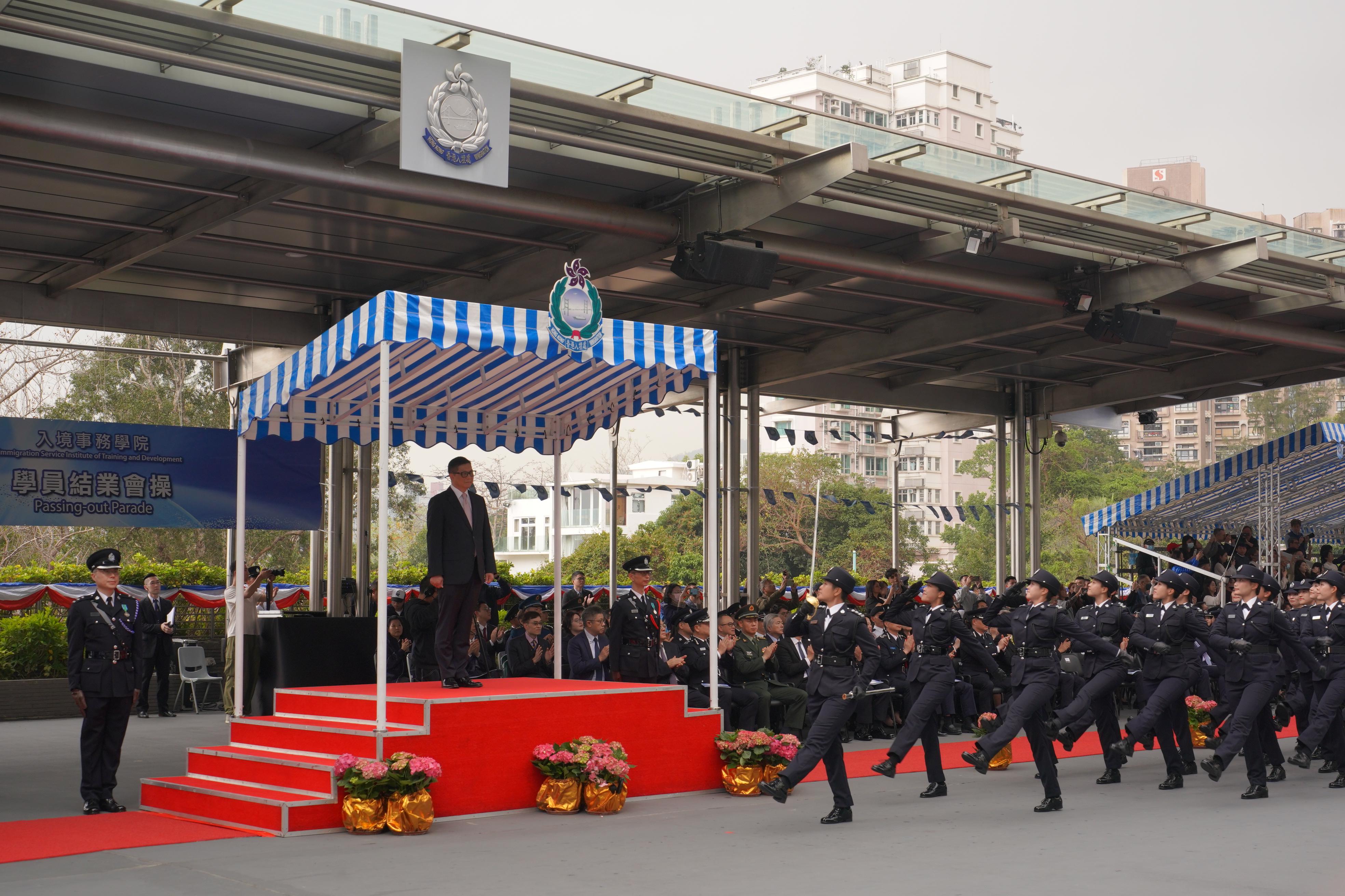 The Immigration Service Institute of Training and Development Passing-out Parade was held today (March 15). Photo shows passing-out officers marching past the dais in the Chinese-style footdrill performance.