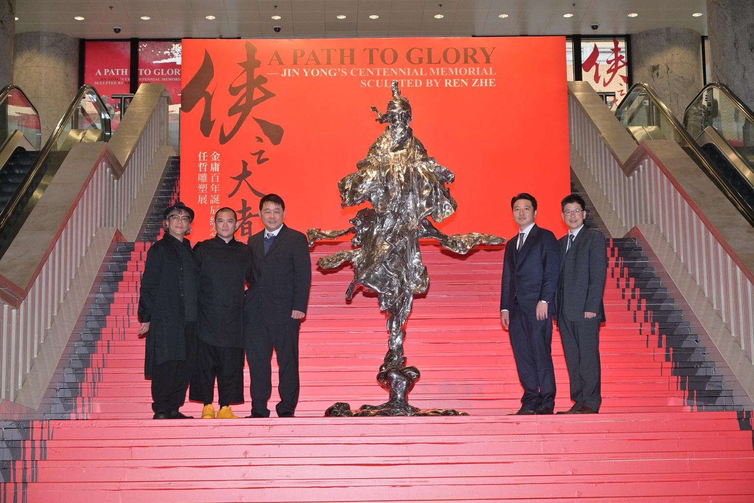 To commemorate the 100th anniversary of the birth of Dr Louis Cha (Jin Yong), the Hong Kong Heritage Museum (HKHM) will present the exhibition "A Path to Glory - Jin Yong's Centennial Memorial, Sculpted by Ren Zhe" from tomorrow (March 16). Picture shows (from left) artist Victor Wong; sculptor Ren Zhe; the Museum Director of the HKHM, Mr Brian Lam; the Founder of Guyu Cultural Development Foundation, Mr William Fong; and the Curator (Art) of the HKHM, Dr Raymond Tang next to the sculpture "Feng Qingyang".