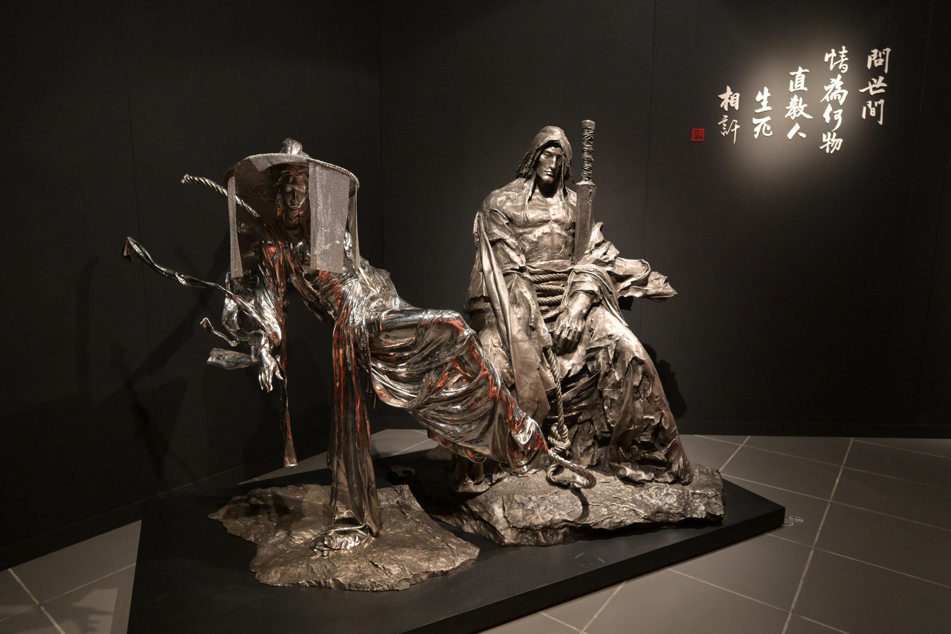 To commemorate the 100th anniversary of the birth of Dr Louis Cha (Jin Yong), the Hong Kong Heritage Museum (HKHM) will present the exhibition "A Path to Glory - Jin Yong's Centennial Memorial, Sculpted by Ren Zhe" from tomorrow (March 16). Picture shows the sculpture “Yang Guo”, being lonely and having lost one arm, embracing his sword with the other; and the sculpture “Xiaolongnu” leaning lightly and effortlessly on a rope, showing her divine virtue.