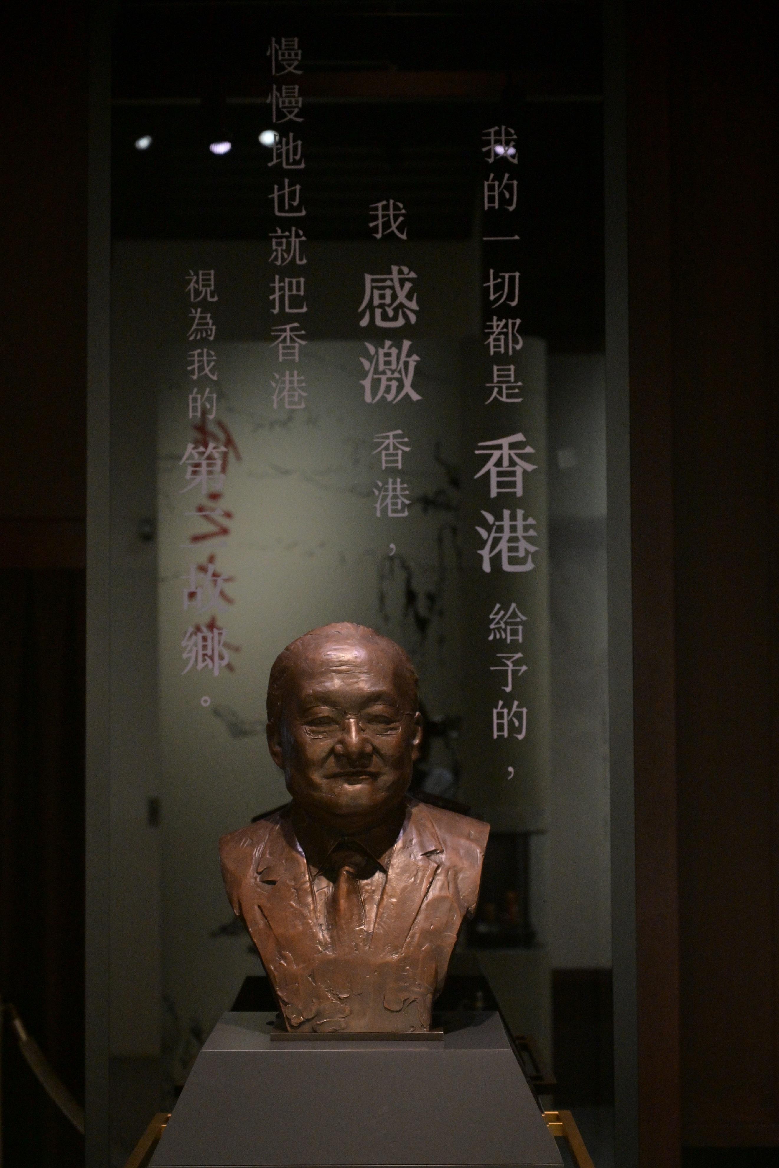 为纪念查良镛博士（金庸）百年诞辰，香港文化博物馆明日（三月十六日）起举办「侠之大者──金庸百年诞辰纪念．任哲雕塑展」。图示于常设展厅「金庸馆」中陈列的金庸半身像。
