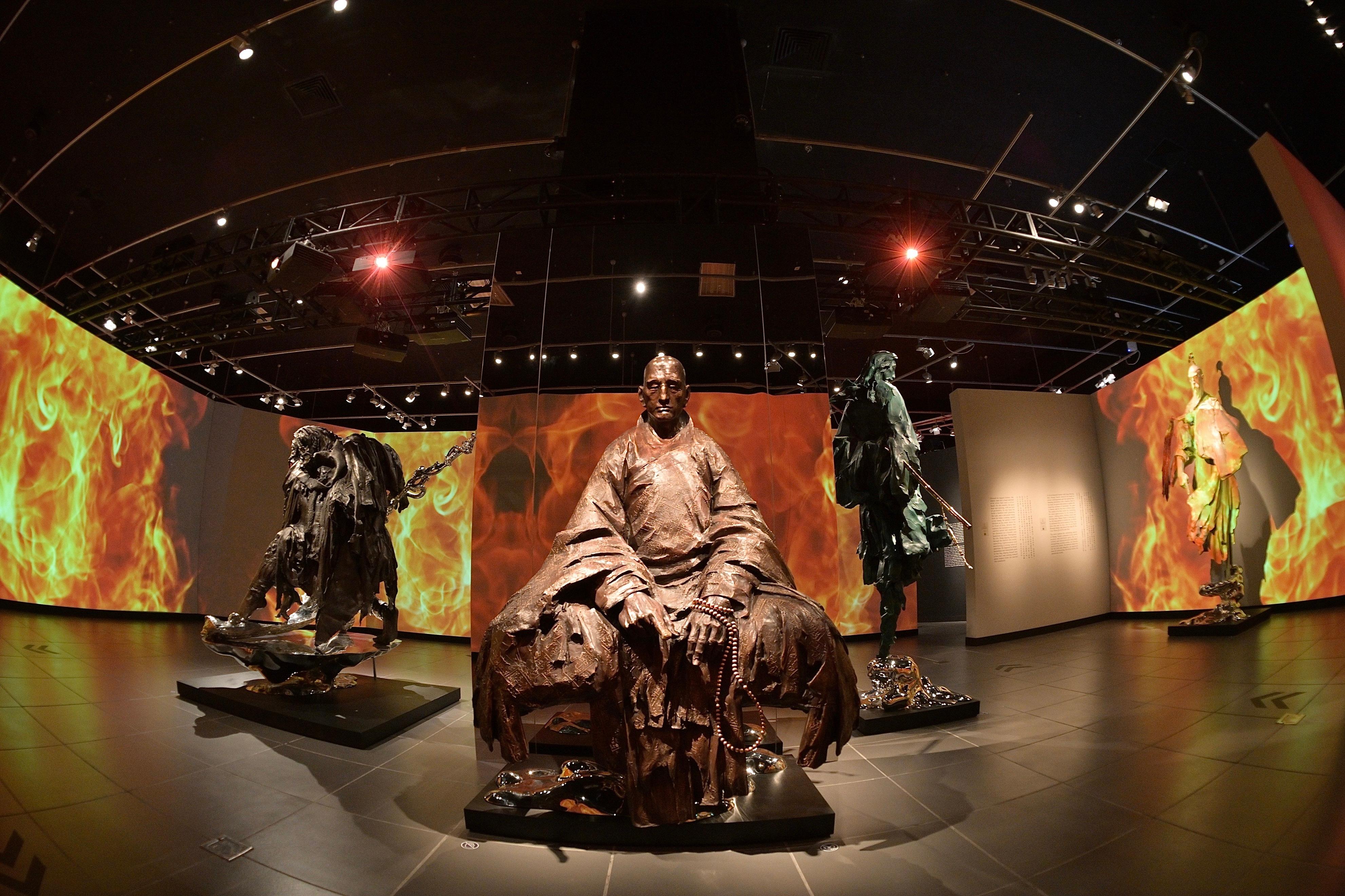 為紀念查良鏞博士（金庸）百年誕辰，香港文化博物館明日（三月十六日）起舉辦「俠之大者──金庸百年誕辰紀念．任哲雕塑展」。圖示藝術家黃宏達及其團隊創作的多媒體體驗。