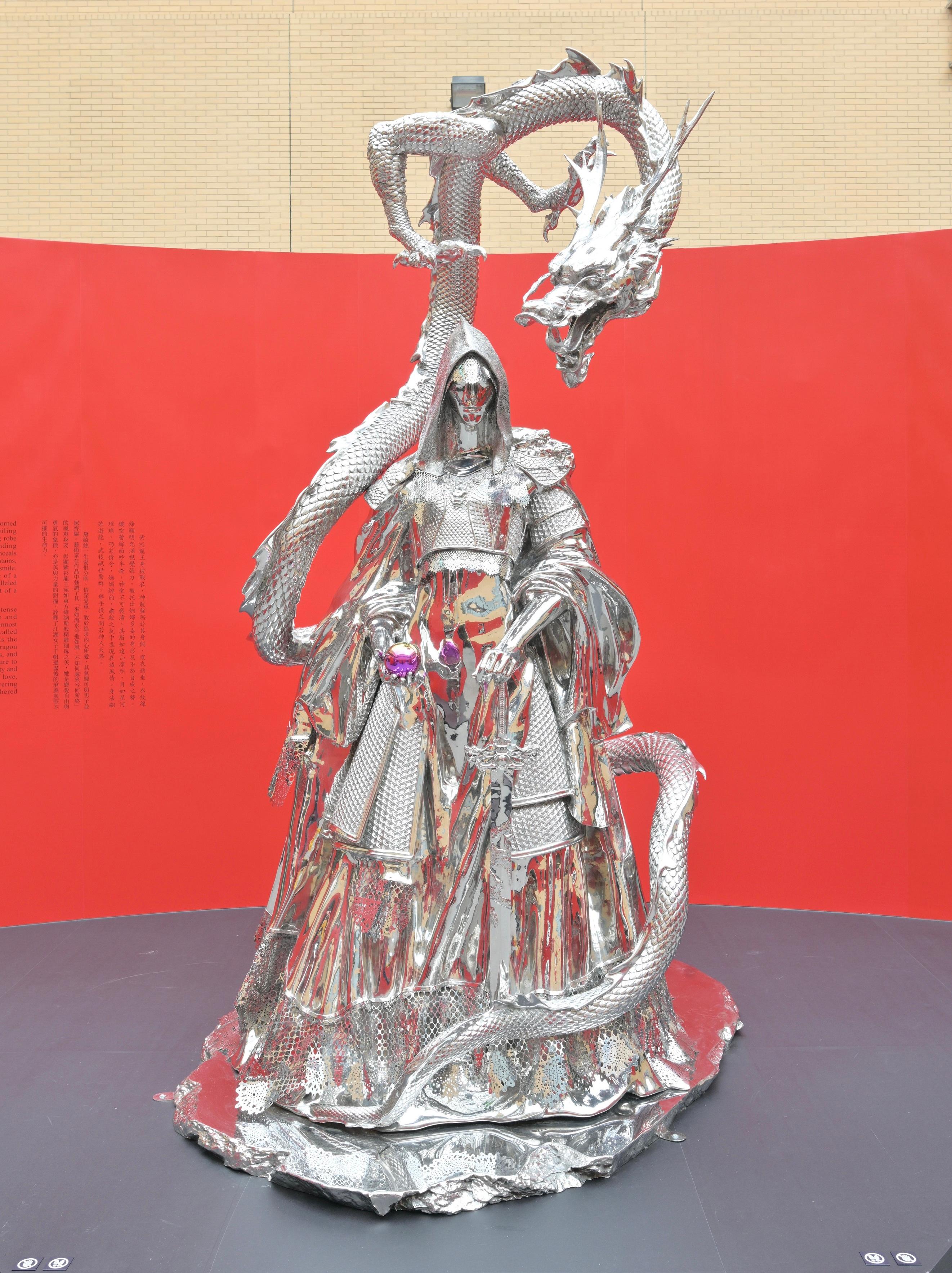 为纪念查良镛博士（金庸）百年诞辰，香港文化博物馆明日（三月十六日）起举办「侠之大者──金庸百年诞辰纪念．任哲雕塑展」。图示于中庭展示的《紫衫龙王》雕像。