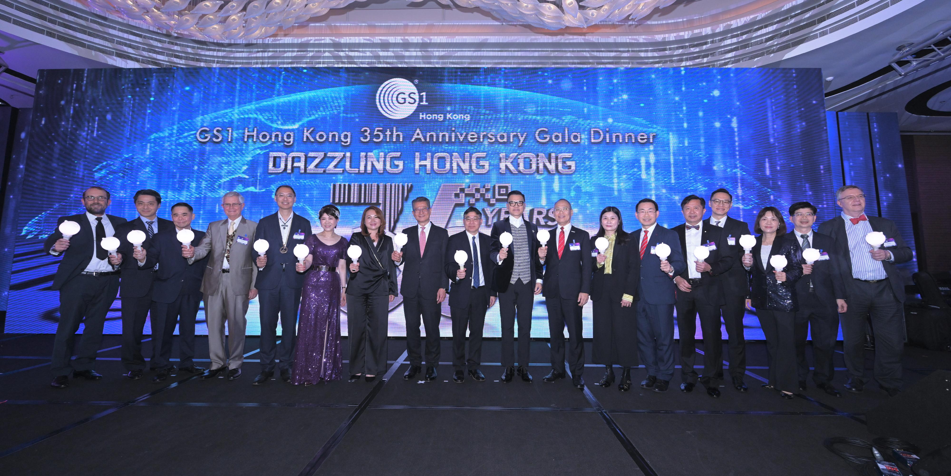 The Financial Secretary, Mr Paul Chan, attended at the GS1 Hong Kong 35th Anniversary Gala Dinner tonight (March 15). Photo shows (from seventh left) Chairman of GS1 Hong Kong Board, Ms May Chung; Mr Chan; the Secretary for Transport and Logistics, Mr Lam Sai-hung; and other guests at the kick off ceremony.