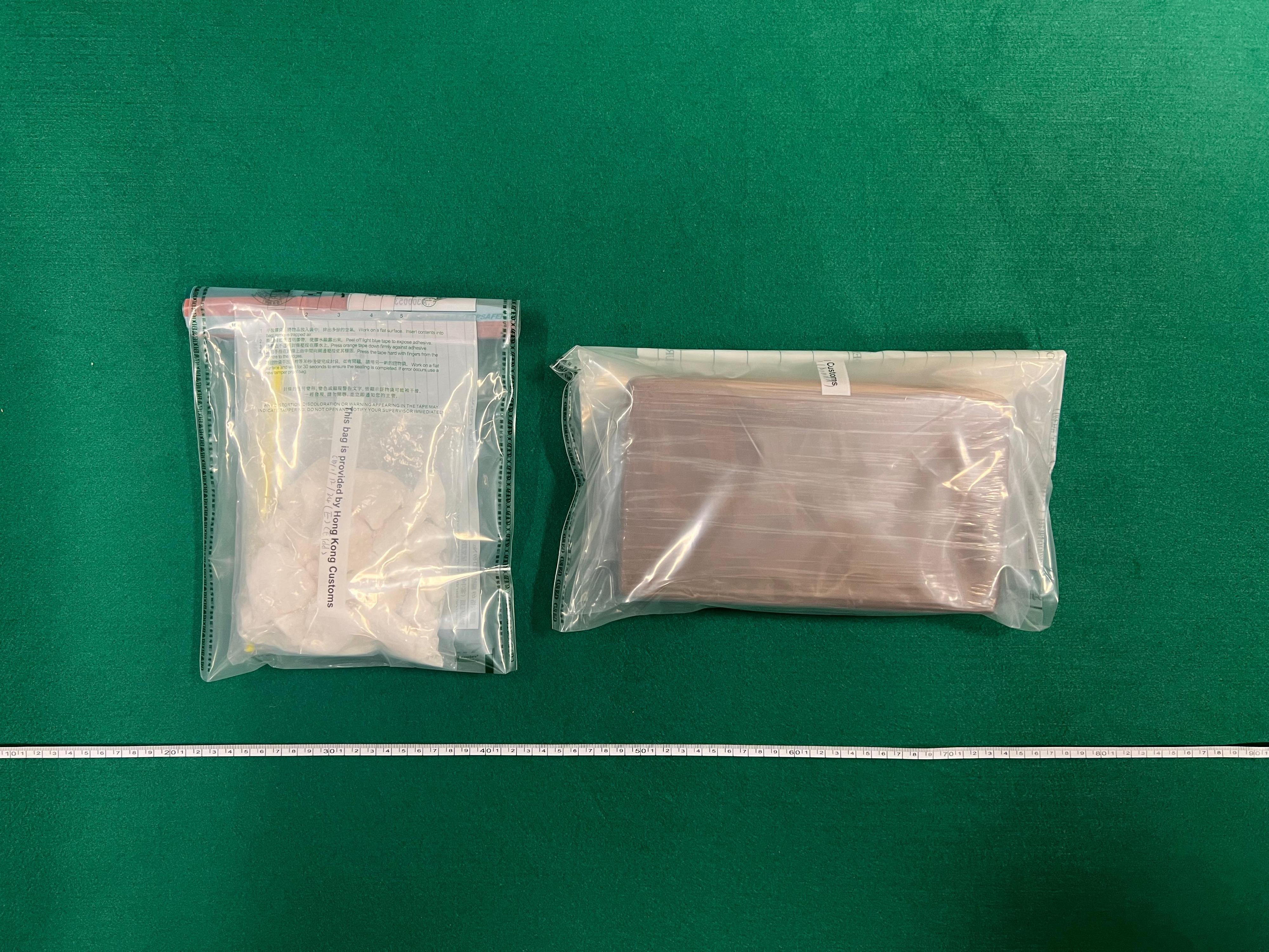 Hong Kong Customs today (March 15) seized about 1.2 kilograms of suspected cocaine and about 260 grams of suspected crack cocaine with a total estimated market value of about $1.4 million in Kwai Chung. Photo shows the suspected dangerous drugs seized.
