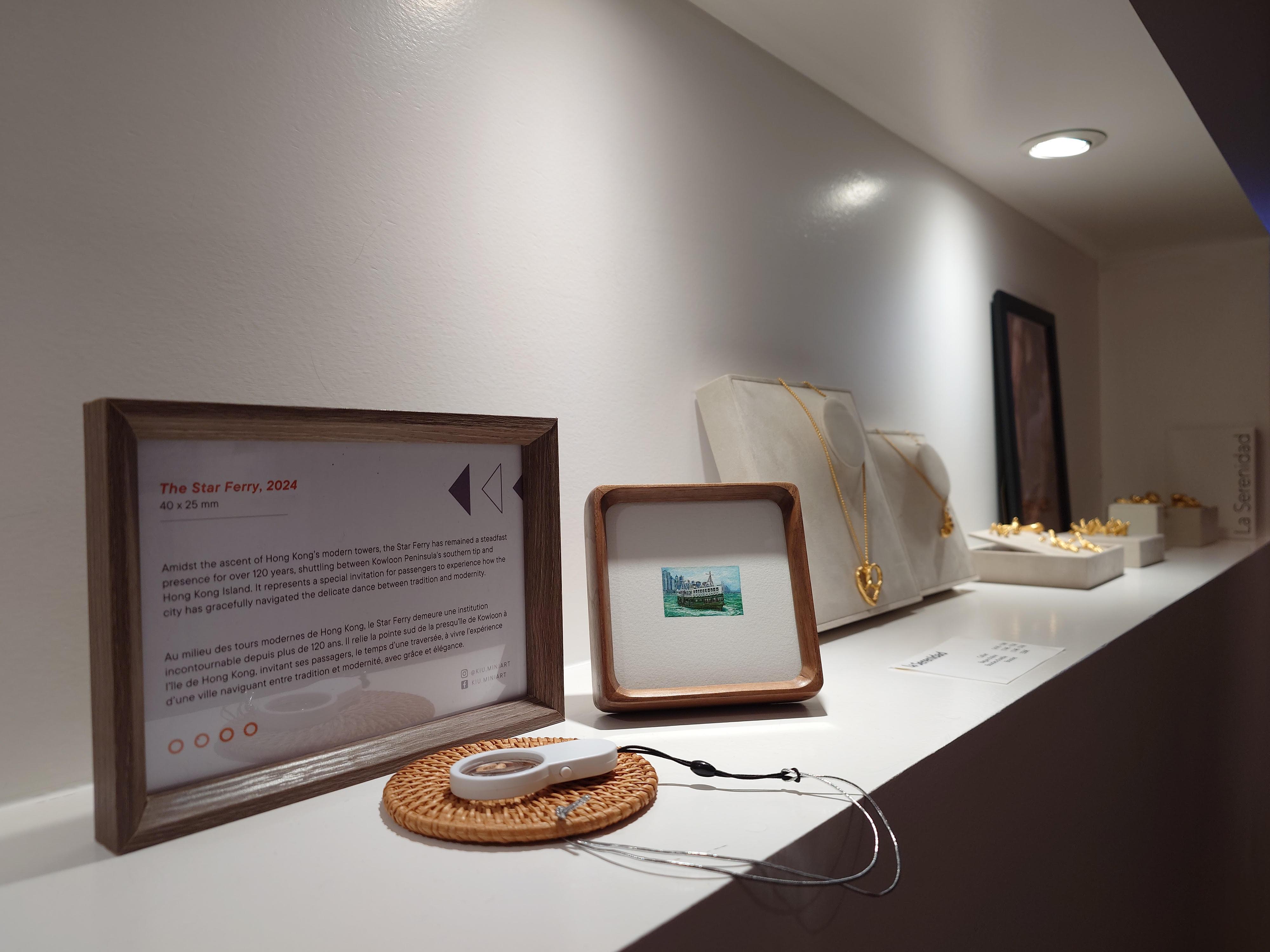 十一位香港新晉設計師現至三月二十五日於巴黎快閃店展示作品，包括服裝、珠寶和其他配飾。店內並展出香港藝術家林欣喬的纖細畫，並有蘇頌文的「遊人之境—香城地景」展覽。