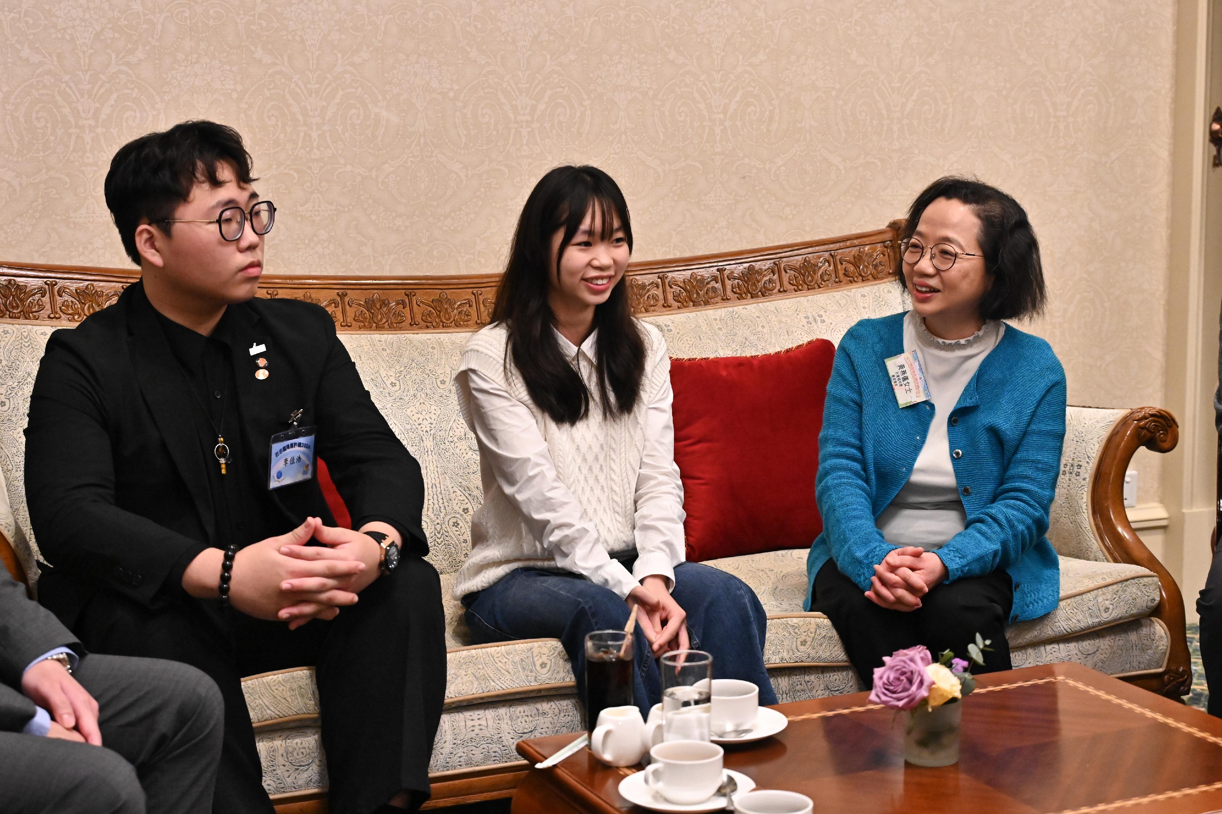 The Acting Director of Social Welfare (DSW), Ms Wong Yin-yee (right), chats with two awardees of the Best Achievement Awards at the 2024 Award Presentation Ceremony for DSW wards today (March 16).