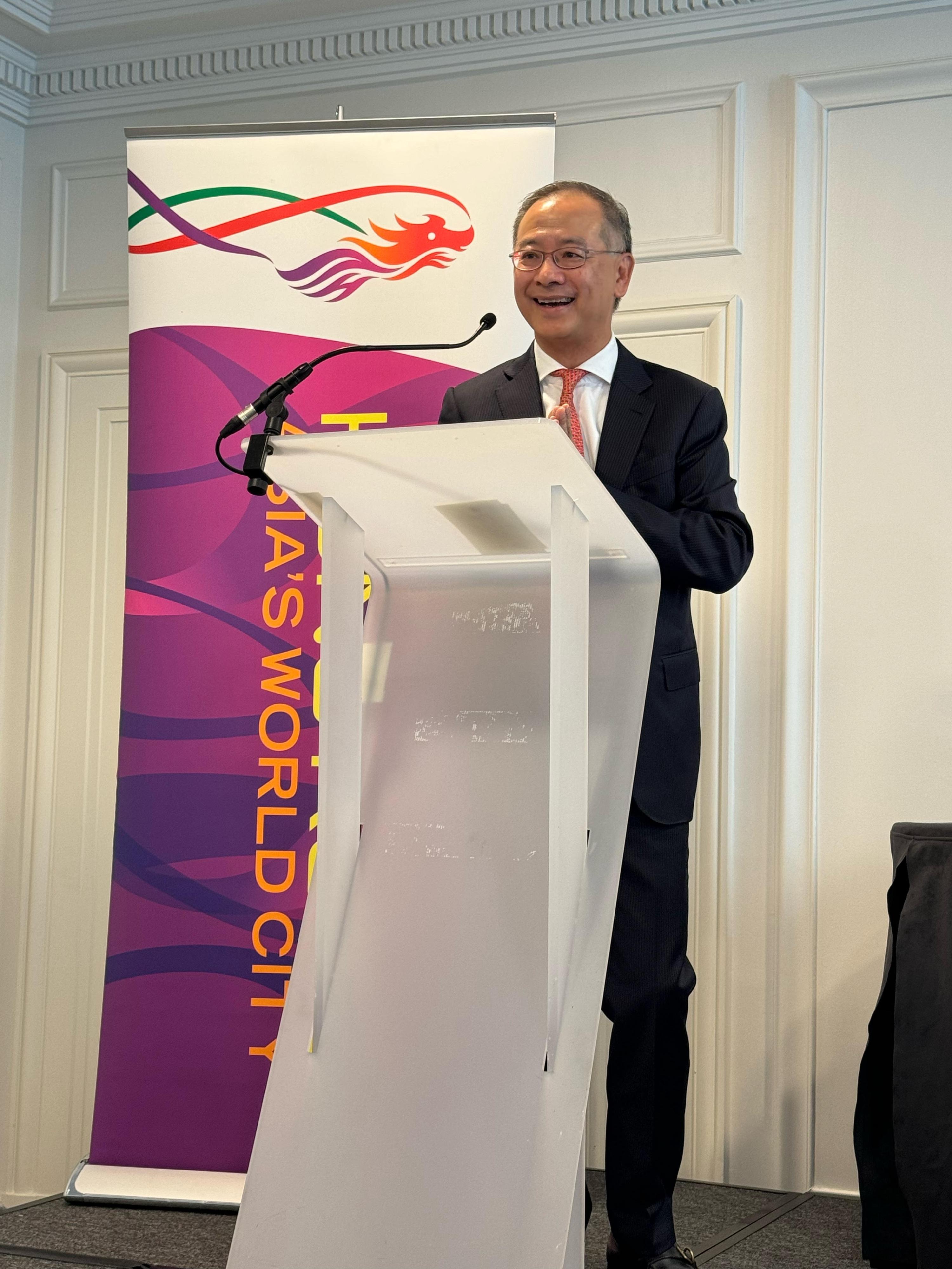 香港金融管理局总裁余伟文在研讨会上阐述香港作为国际金融中心的角色。研讨会由香港驻布鲁塞尔经济贸易办事处及亚洲中心于三月十五日举行。