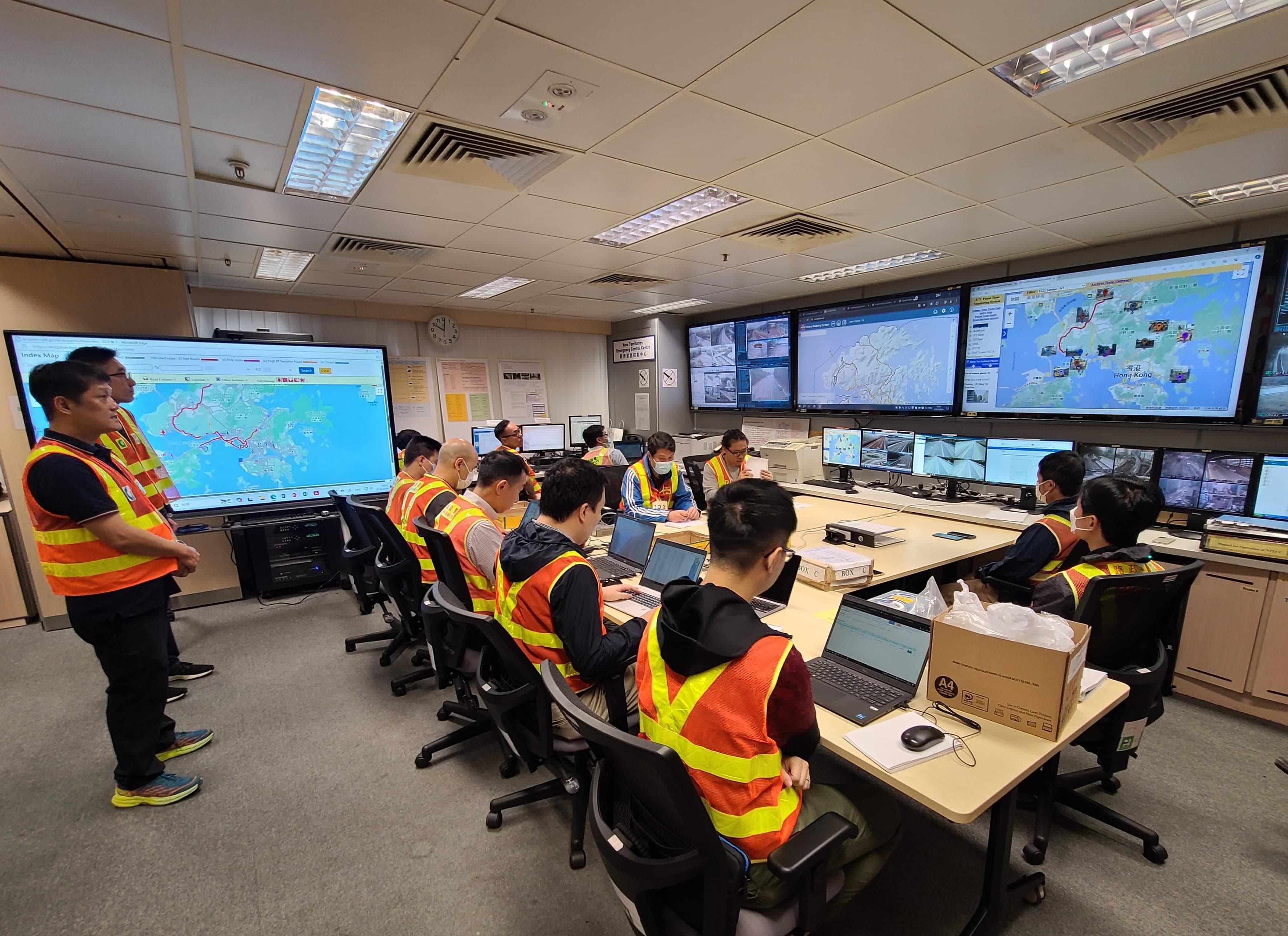 The Emergency Control Centres of the Highways Department (HyD) today (March 17) conducted a drill to enhance the capability to cope with inclement weather. Photo shows the Emergency Control Centre of the HyD conducting a drill with road maintenance contractors to familiarise the personnel with the relevant work procedures before the typhoon and rainy season.