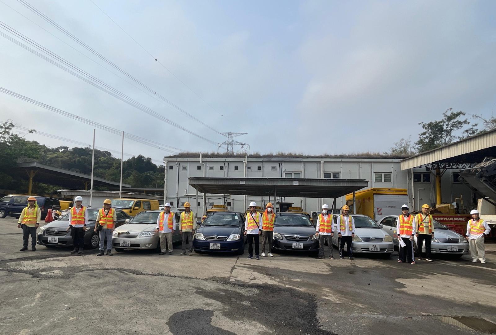 The Emergency Control Centres of the Highways Department (HyD) today (March 17) conducted a drill to enhance the capability to cope with inclement weather. Photo shows staff members of the HyD and a contractor making final preparations before starting road patrol operations during the drill.