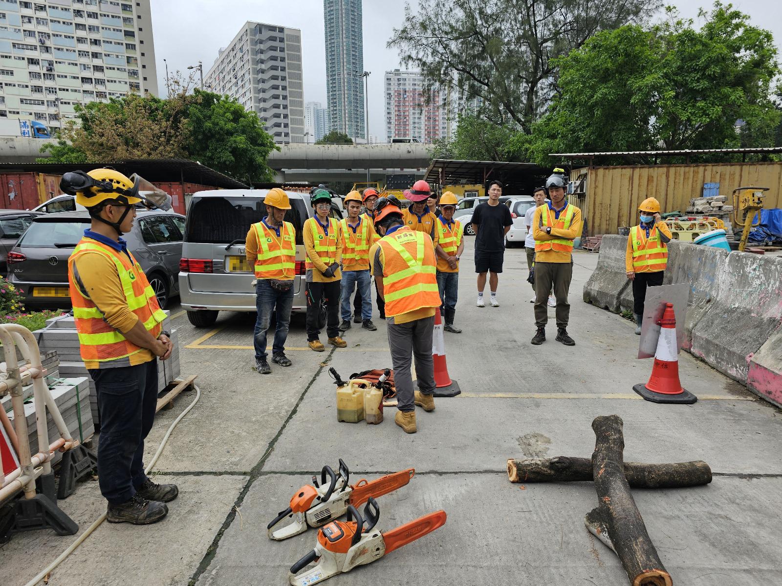 The Emergency Control Centres of the Highways Department today (March 17) conducted a drill to enhance the capability to cope with inclement weather. Photo shows staff members of a contractor attending a training on the operation of chain saws before the drill to ensure that they could operate the tools in an orderly manner when necessary.