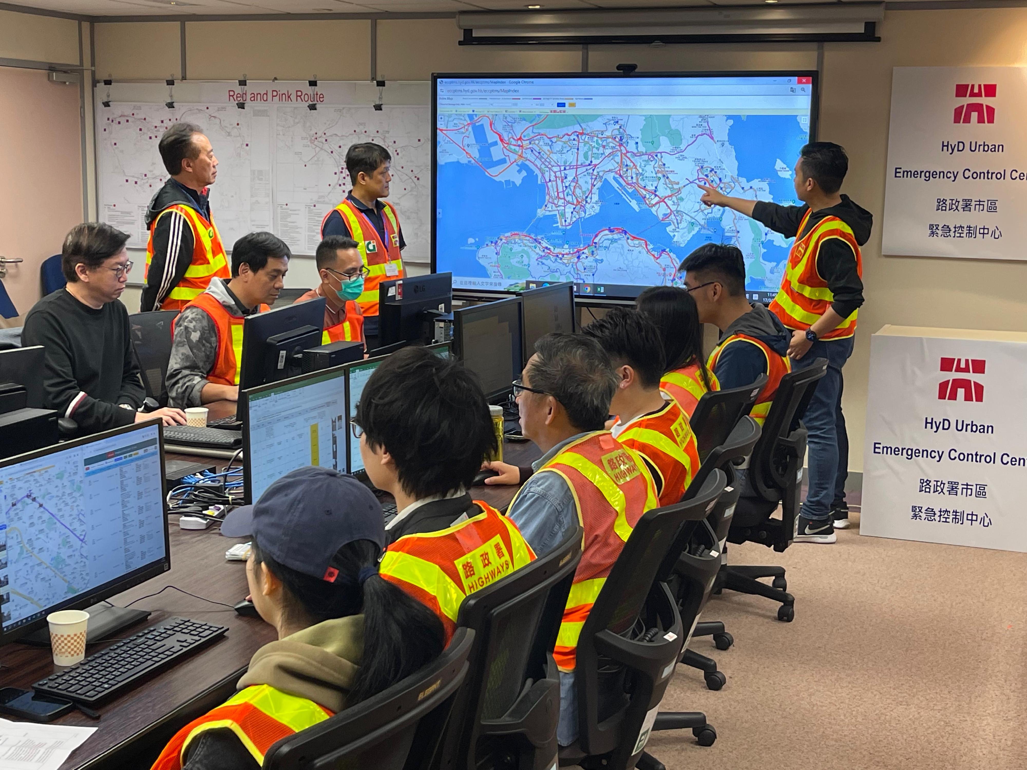 The Emergency Control Centres of the Highways Department (HyD) today (March 17) conducted a drill to enhance the capability to cope with inclement weather. Photo shows the Emergency Control Centre of the HyD conducting a drill with road maintenance contractors to familiarise the personnel with the relevant work procedures before the typhoon and rainy season.