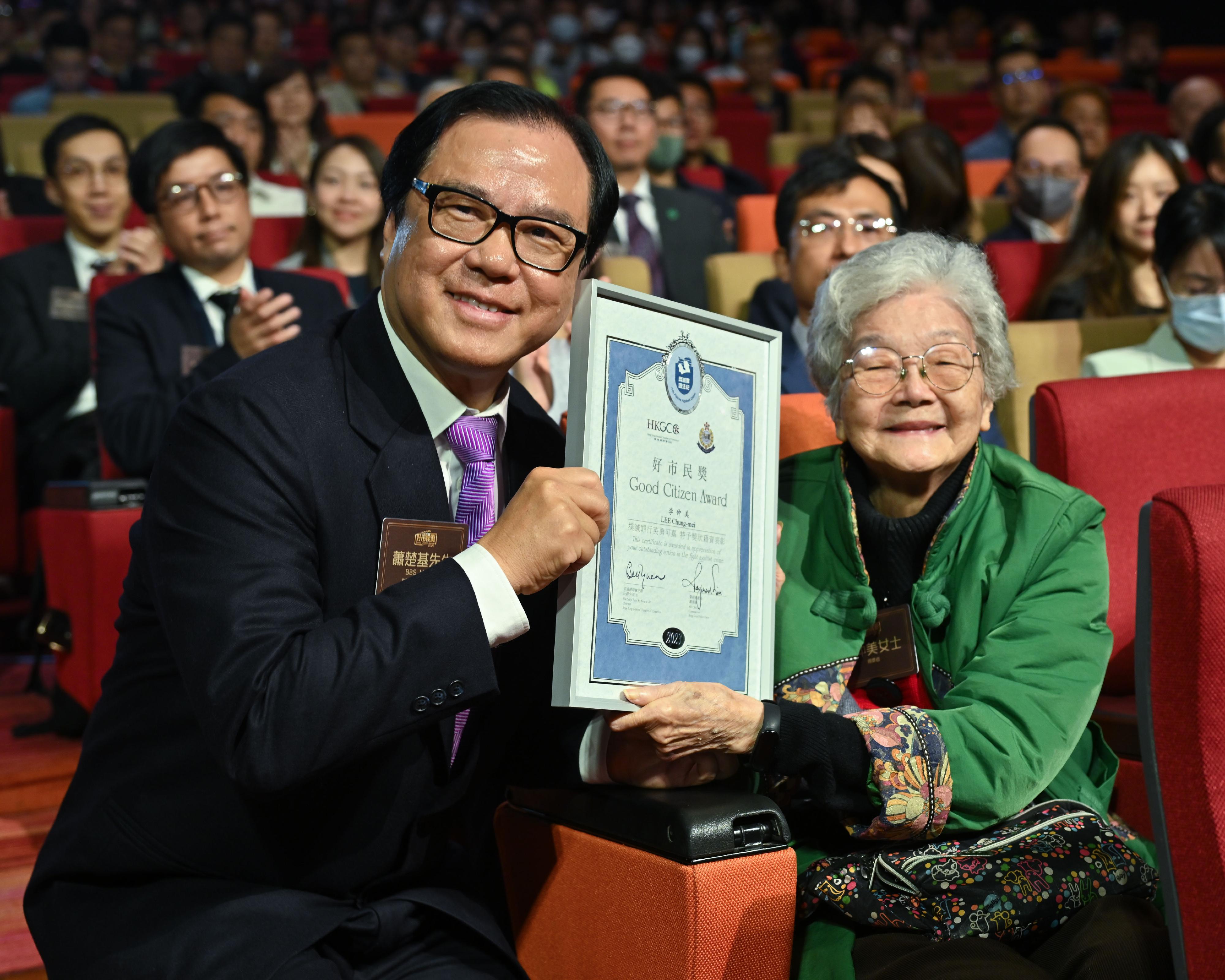 The Good Citizen Award Presentation Ceremony 2023 was held today (March 17). Picture shows member of the Fight Crime Committee, Mr Siu Chor-kee (left), presenting the Good Citizen Award to the eldest awardee of this year, Ms Lee Chung-mei, who is 84 years old.