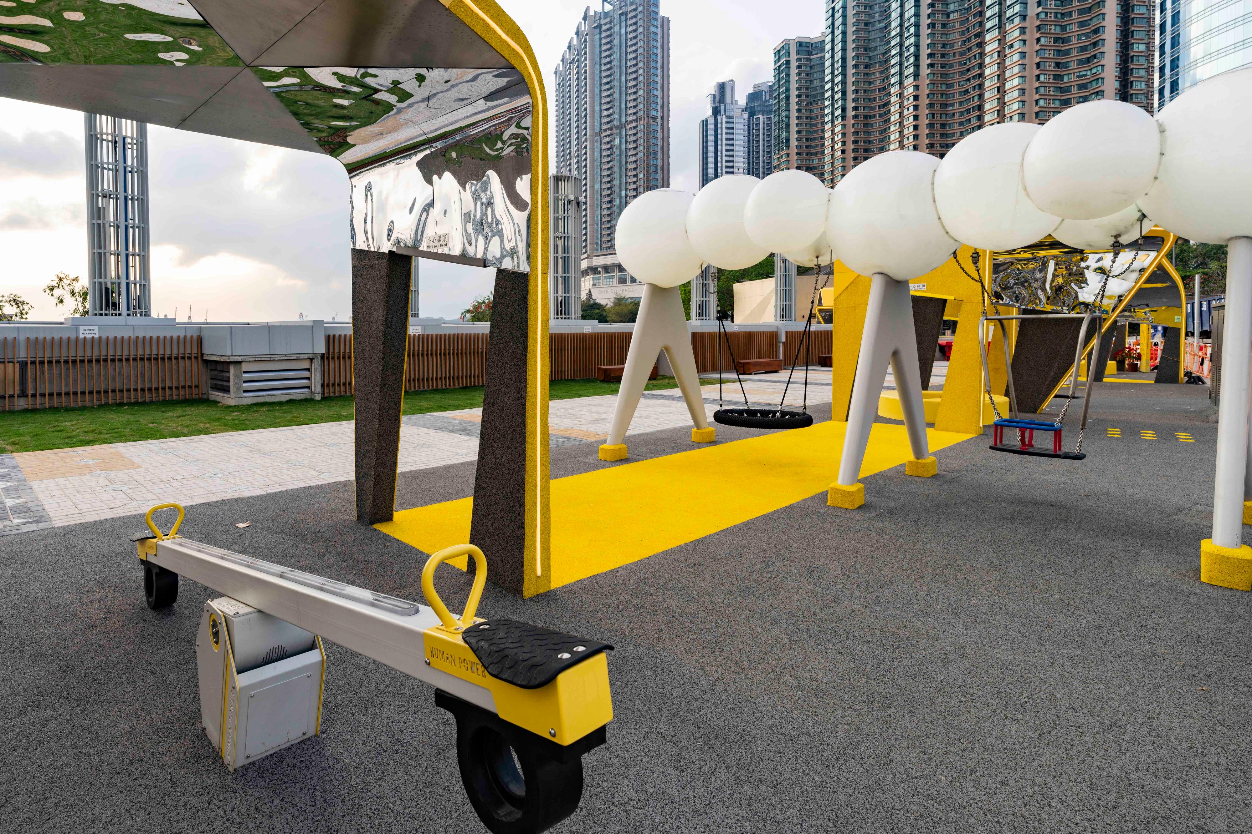 The Hoi Fai Road Playable Space in Tai Kok Tsui is open for public use from today (March 18). Photo shows the seesaw and parent-child swings at the Playable Space.