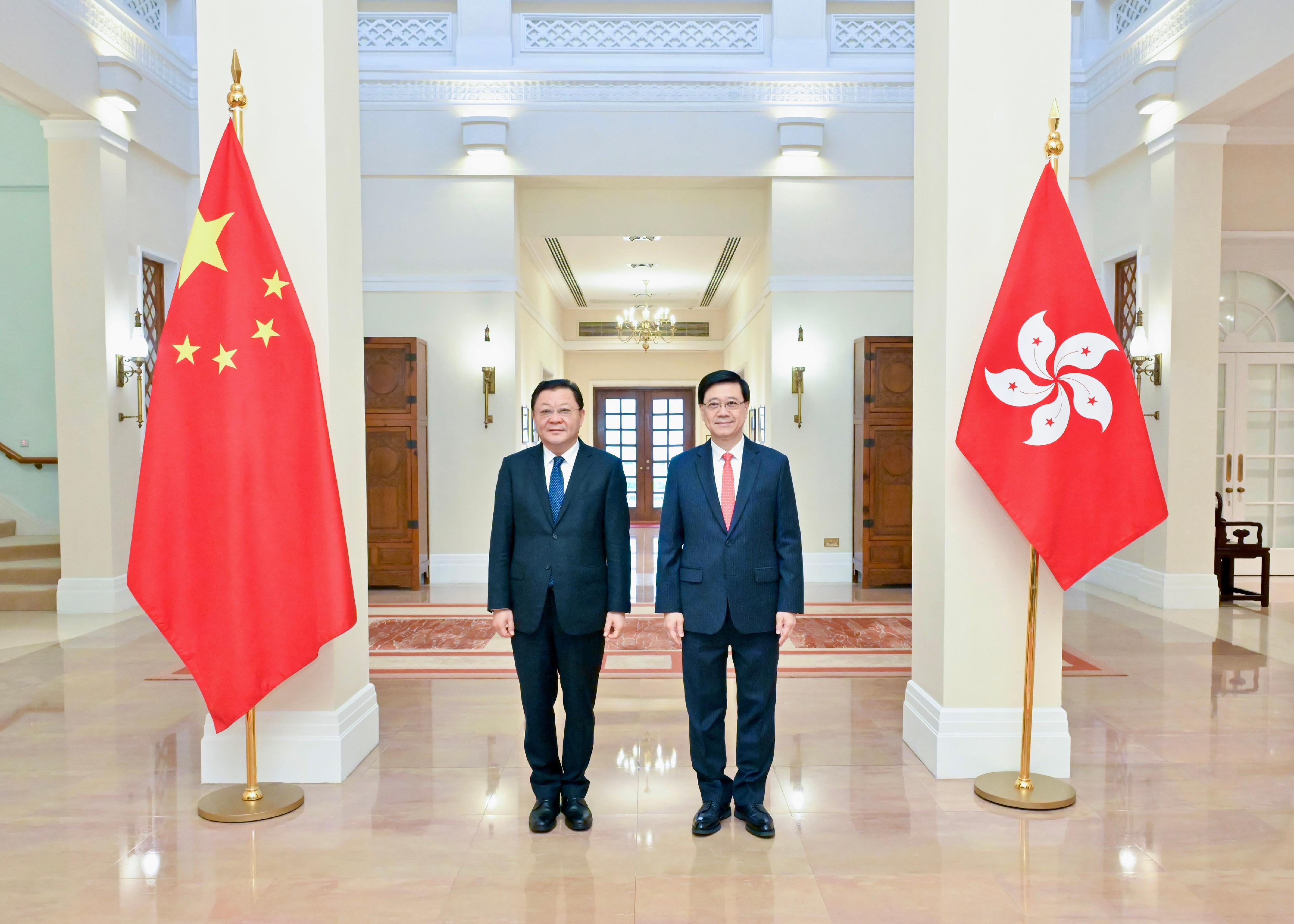 The Chief Executive, Mr John Lee (right), met the Governor of Guangdong Province, Mr Wang Weizhong (left), at Government House today (March 18).