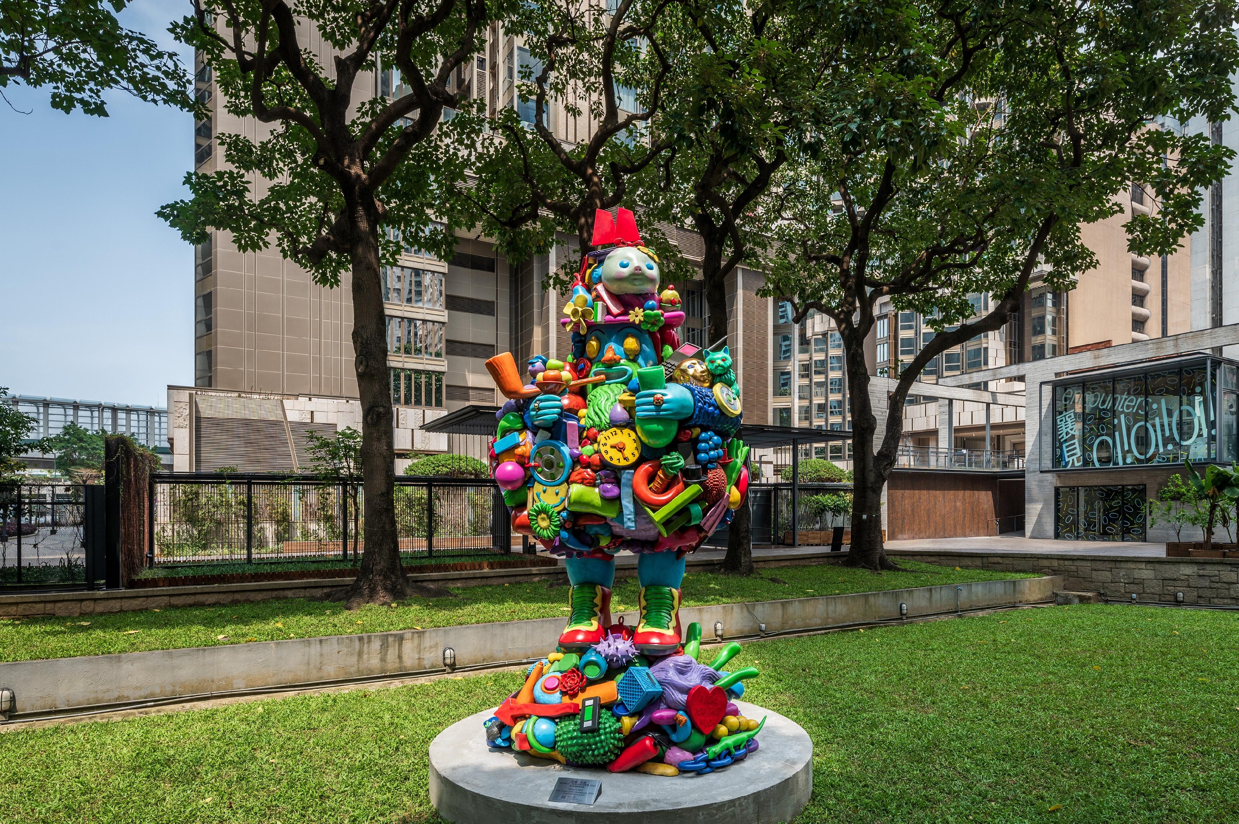 英國藝術家加里‧卡德於油街草地創作的大型戶外雕塑作品《夢境樂土：無名先生的奇想》。