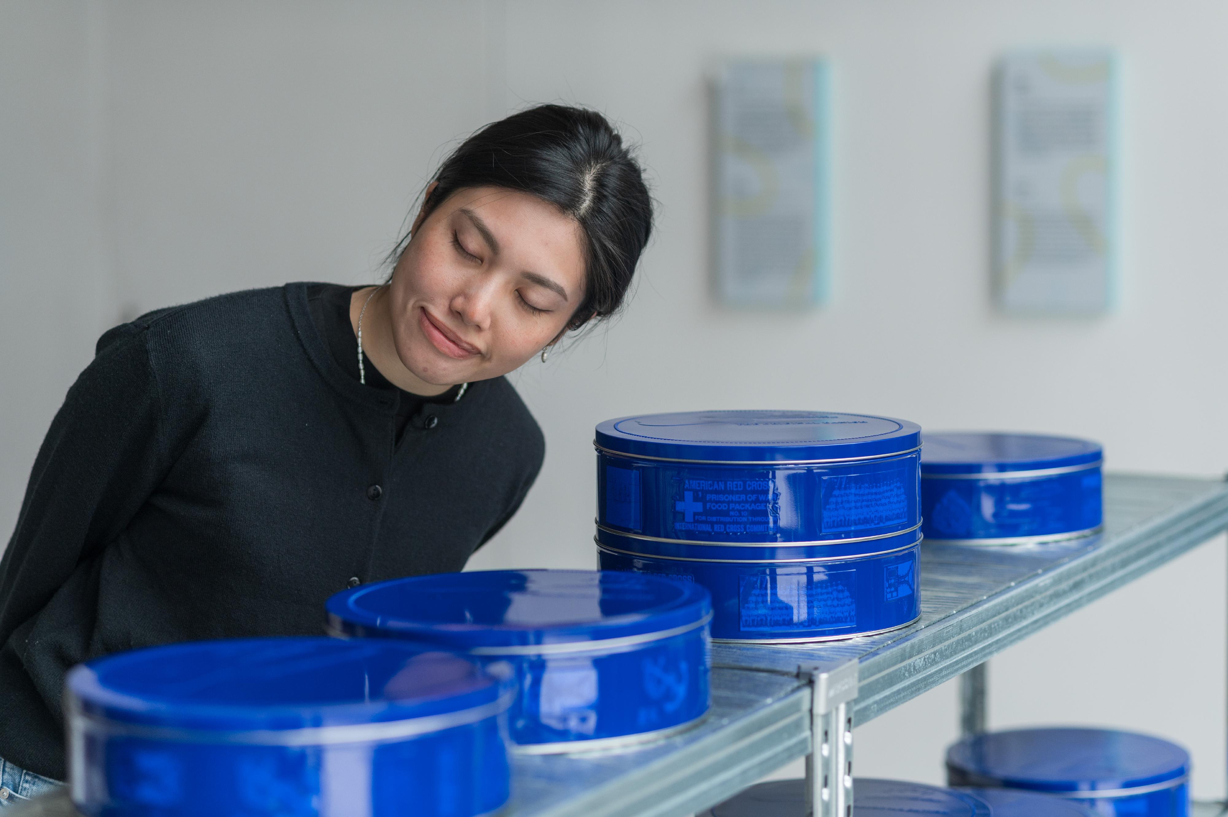 藝術家謝達輝的作品《藍罐紀錄》，透過現場錄音和檔案採訪，以及標誌性的丹麥藍罐曲奇和移印照片，邀請觀眾重新了解一些被遺忘的故事。