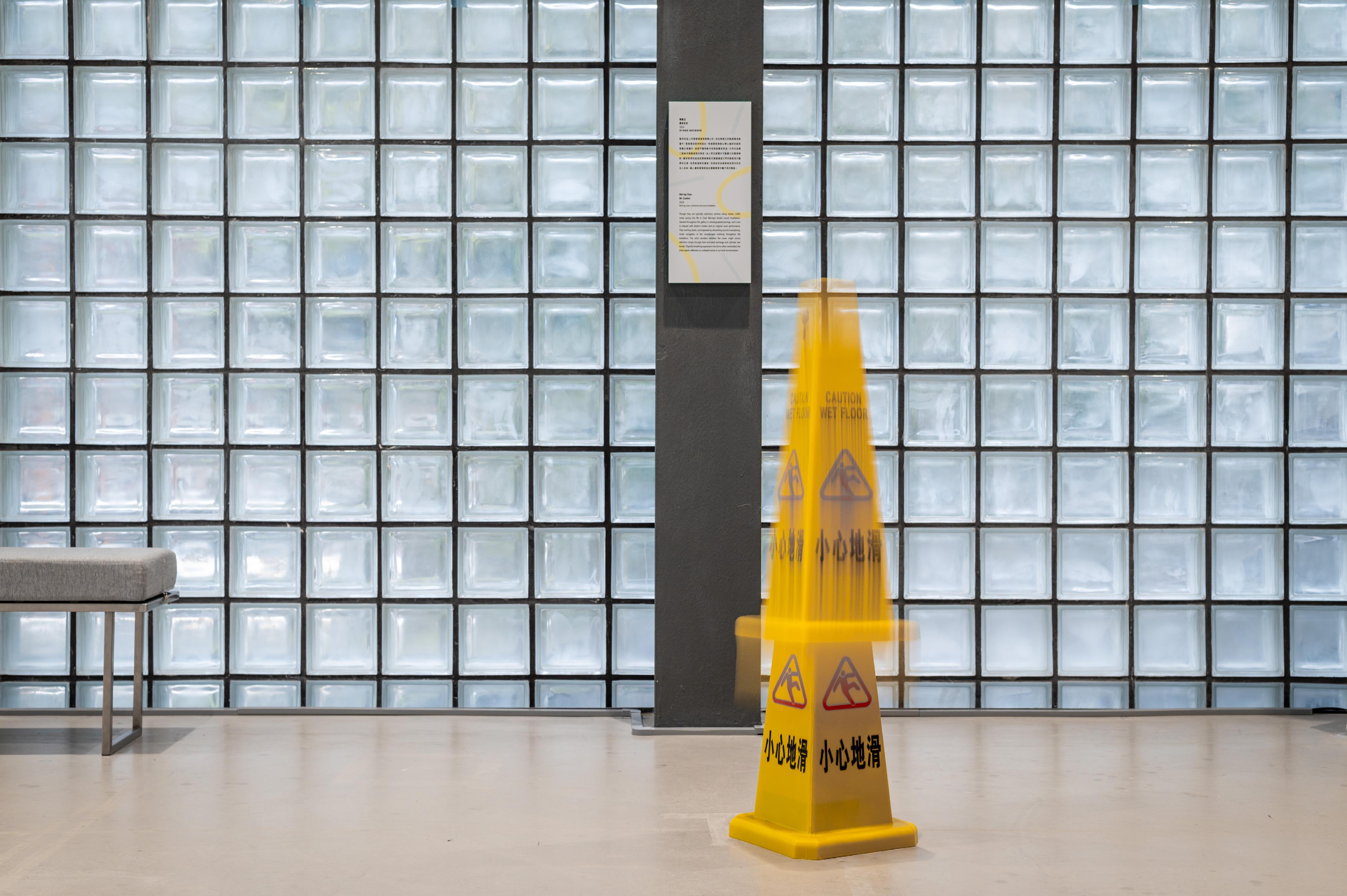 The new exhibition of the Oil Street Art Space (Oi!), "Oi! Spotlight: encounters: oi! oi! oi!", will be on display from tomorrow (March 20) to August 11. Photo shows artist Chan Wai-lap's kinetic sound installation "Mr. Caution". Stacked in the gallery in choreographed pairings, each cone is imbued with distinct motion and an original object soundscape.