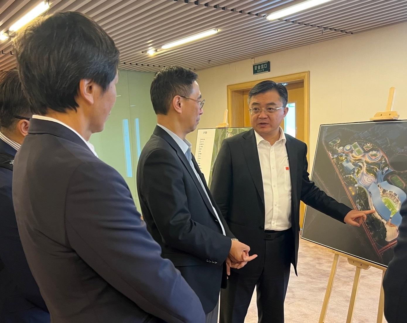 The Secretary for Culture, Sports and Tourism, Mr Kevin Yeung (second right), today (March 20) meets with the Head of the Sports Bureau of Guangdong Province, Mr Cui Jian (first right), in Guangzhou and learns about the improvement works of the Guangdong Olympic Sports Center.