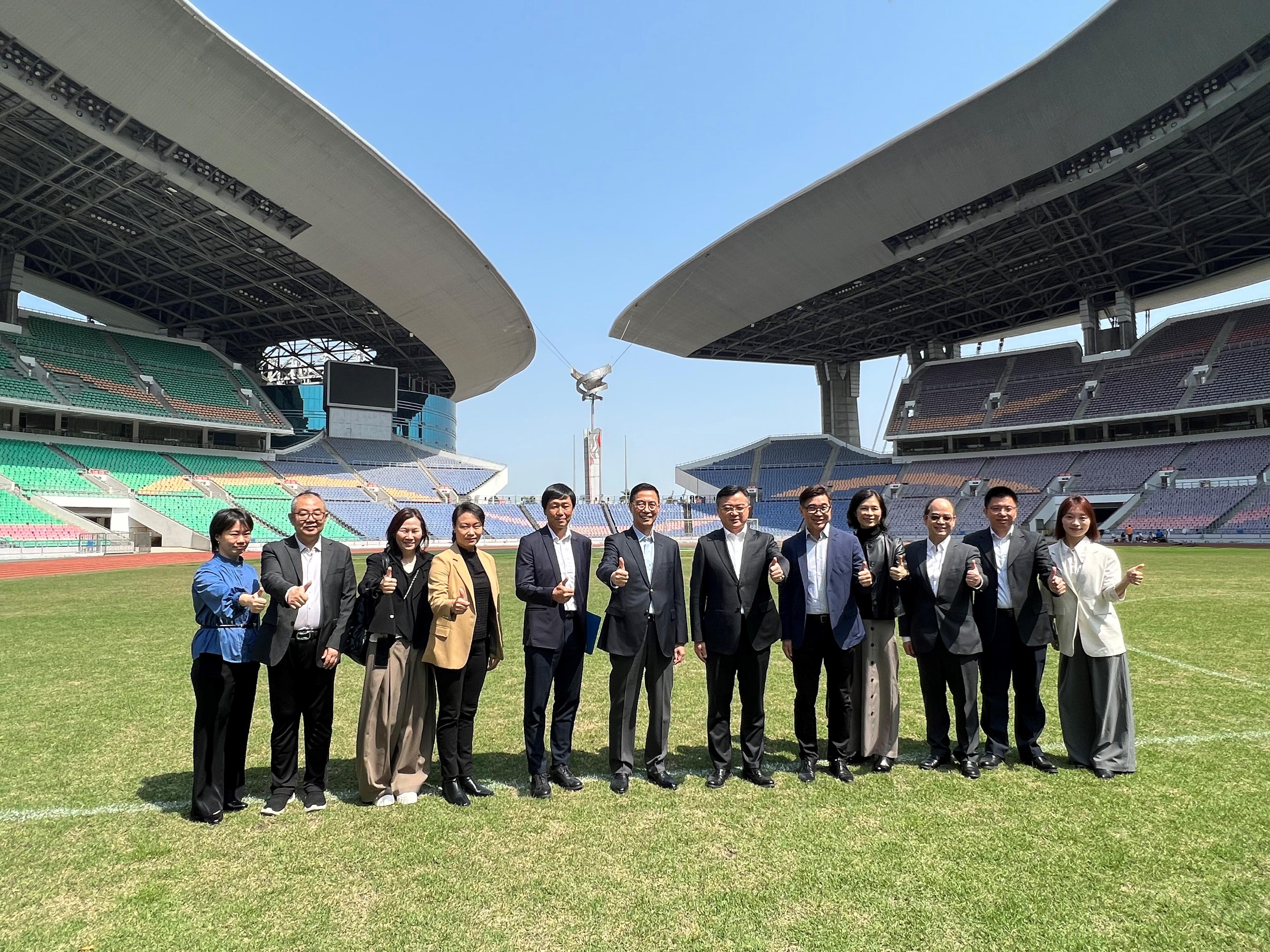 The Secretary for Culture, Sports and Tourism, Mr Kevin Yeung (sixth left), today (March 20) meets with the Head of the Sports Bureau of Guangdong Province, Mr Cui Jian (sixth right), in Guangzhou and visited the Guangdong Olympic Sports Center. The Head of the National Games Coordination Office (NGCO), Mr Yeung Tak-keung (third right), and the Deputy Head of the NGCO, Mr Paul Cheng (first right), also join the visit.