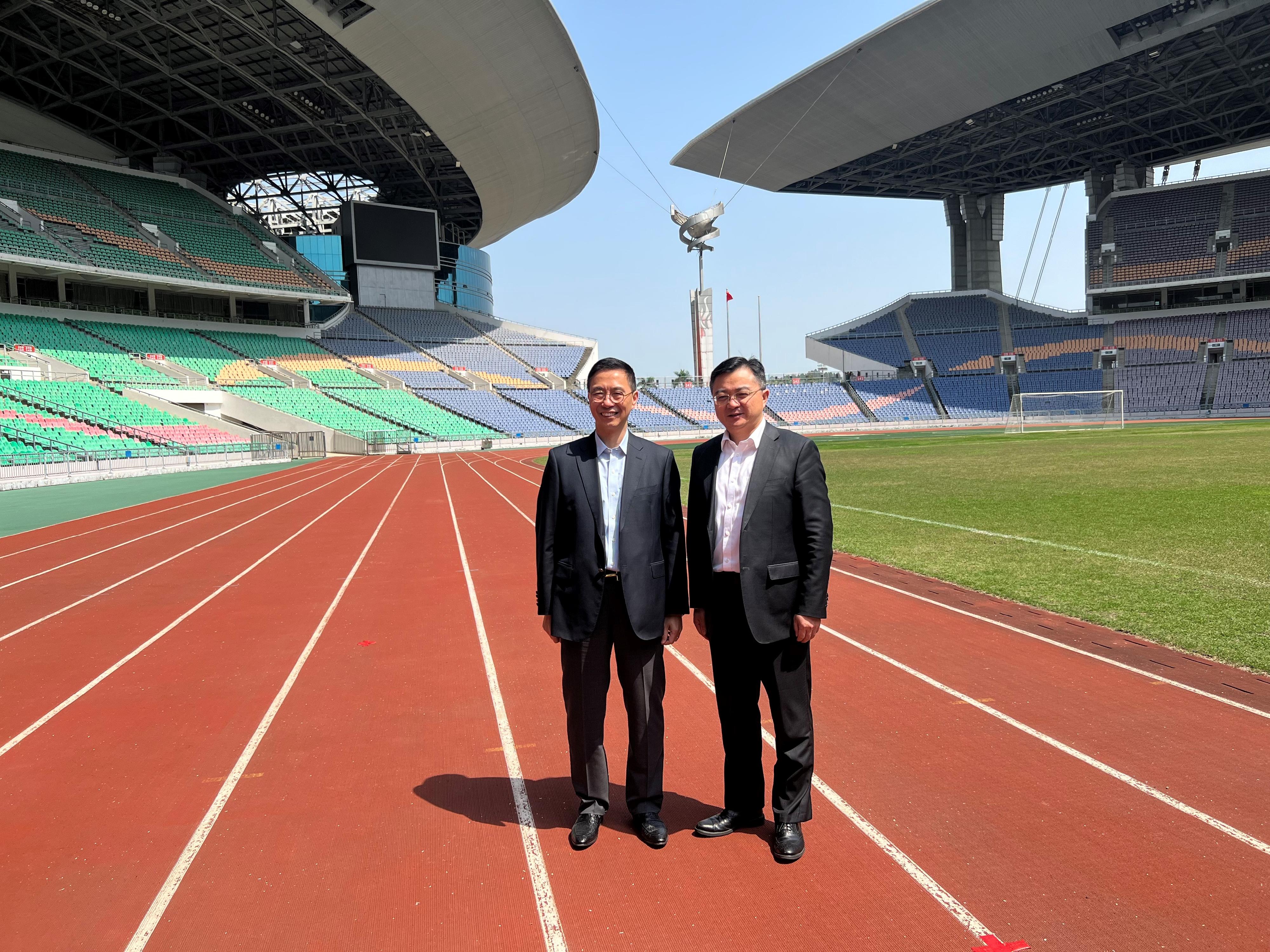 文化体育及旅游局局长杨润雄（左）今日（三月二十日）在广州与广东省体育局局长崔剑（右）会面，并到广东奥林匹克体育中心考察，了解场馆及附属设施的营运管理情况。

