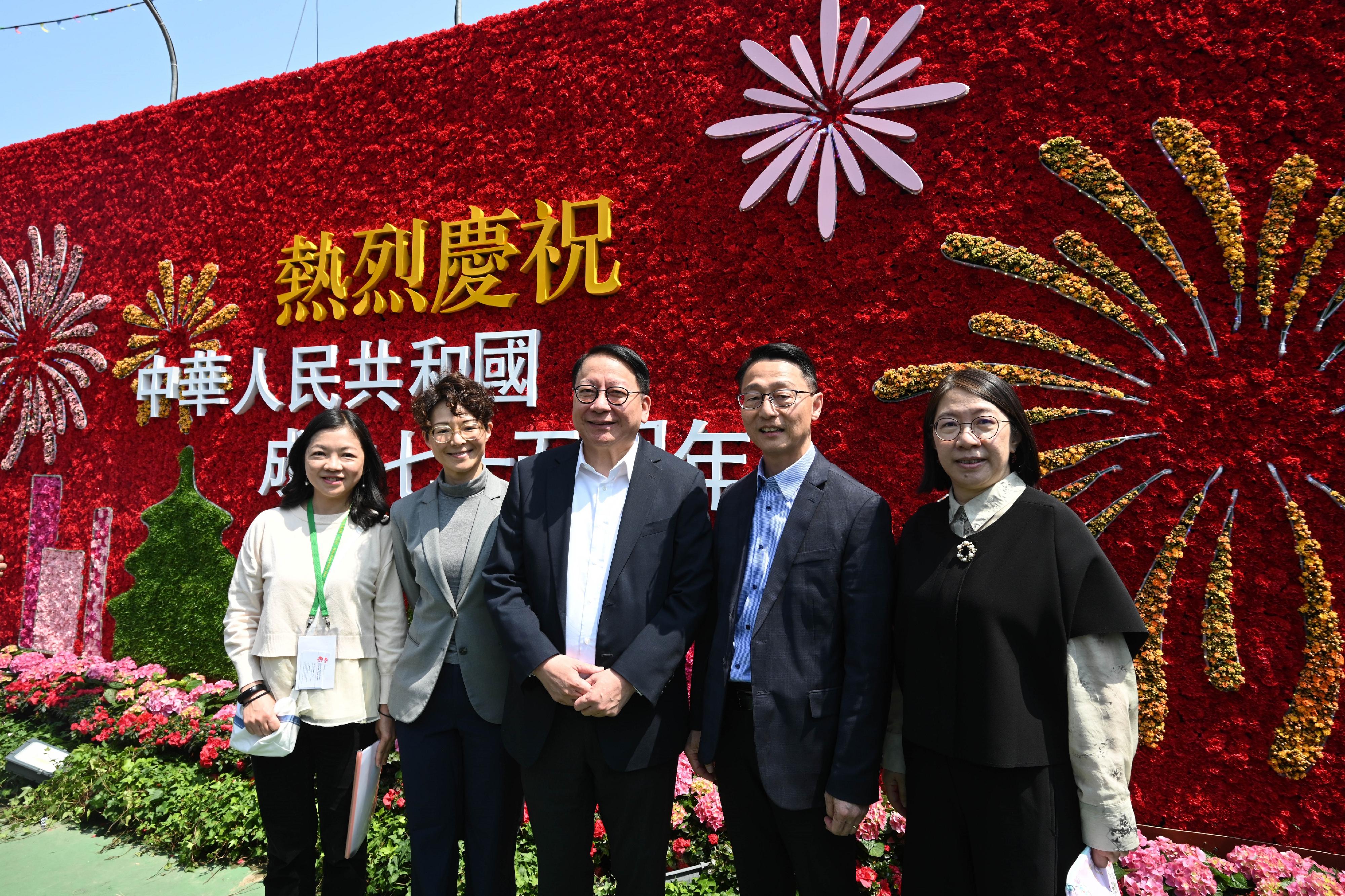 政務司司長陳國基（中）今日（三月二十日）參觀香港花卉展覽2024。旁為康樂及文化事務署署長劉明光（右二）。
