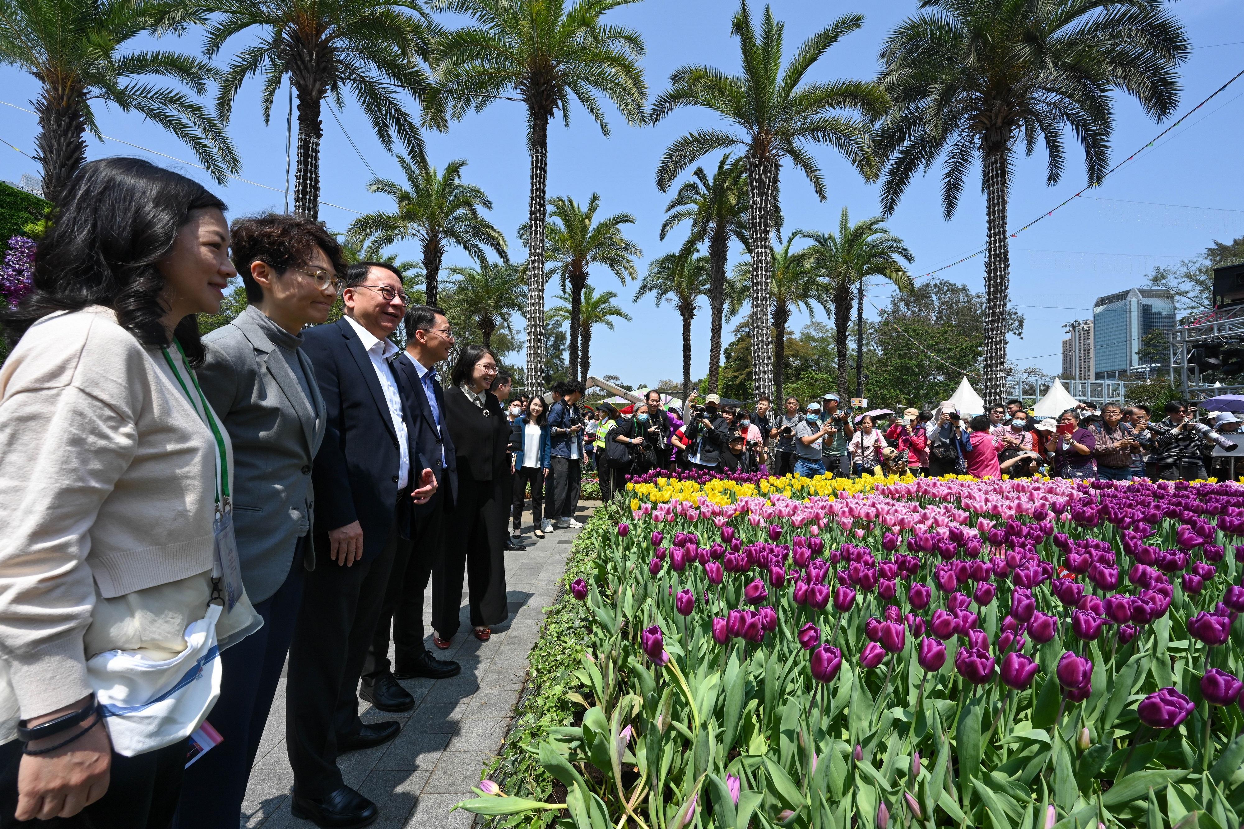 政務司司長陳國基（左三）今日（三月二十日）參觀香港花卉展覽2024。旁為康樂及文化事務署署長劉明光（左四）。