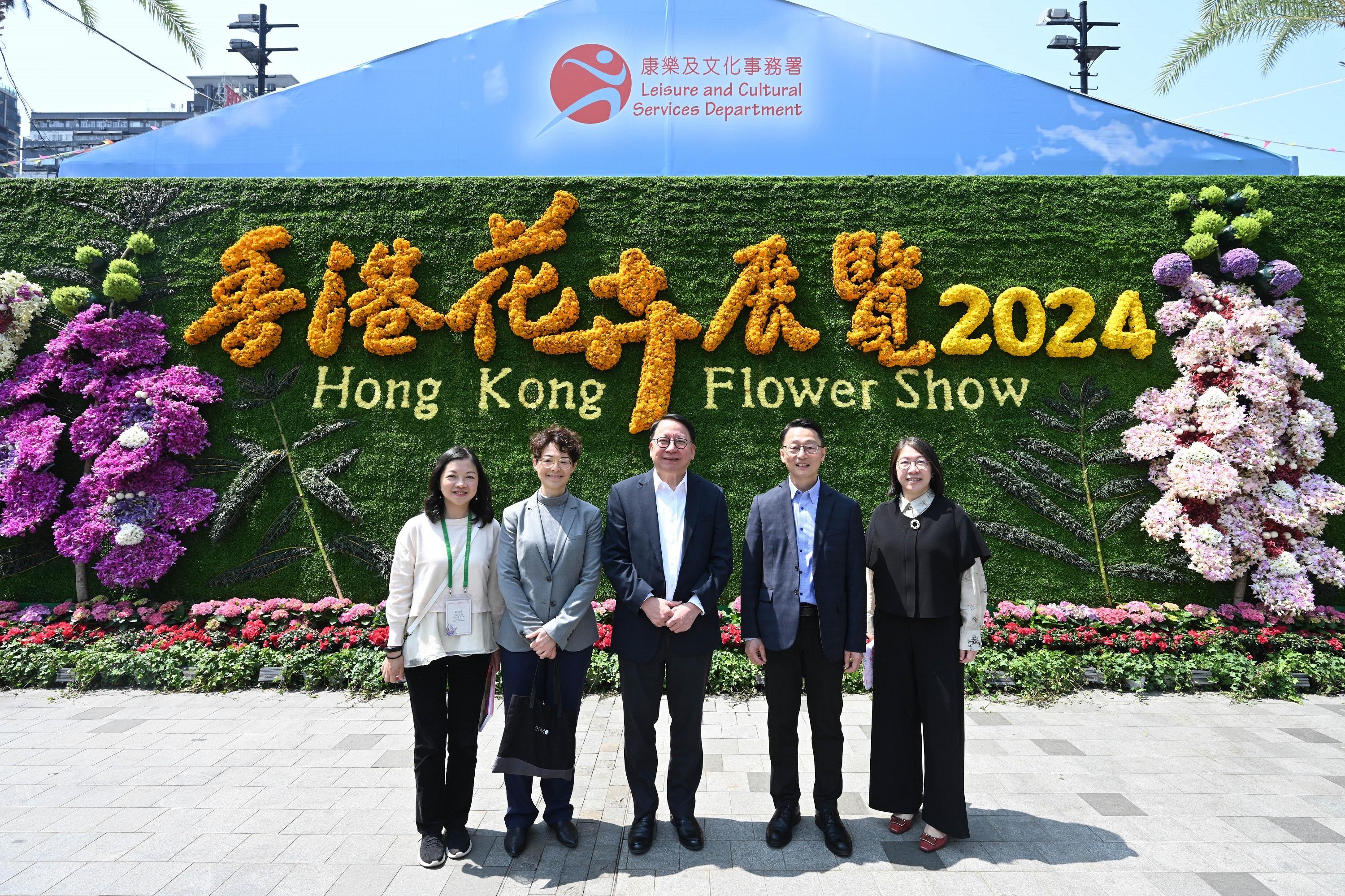 政務司司長陳國基（中）今日（三月二十日）參觀香港花卉展覽2024。旁為康樂及文化事務署署長劉明光（右二）。