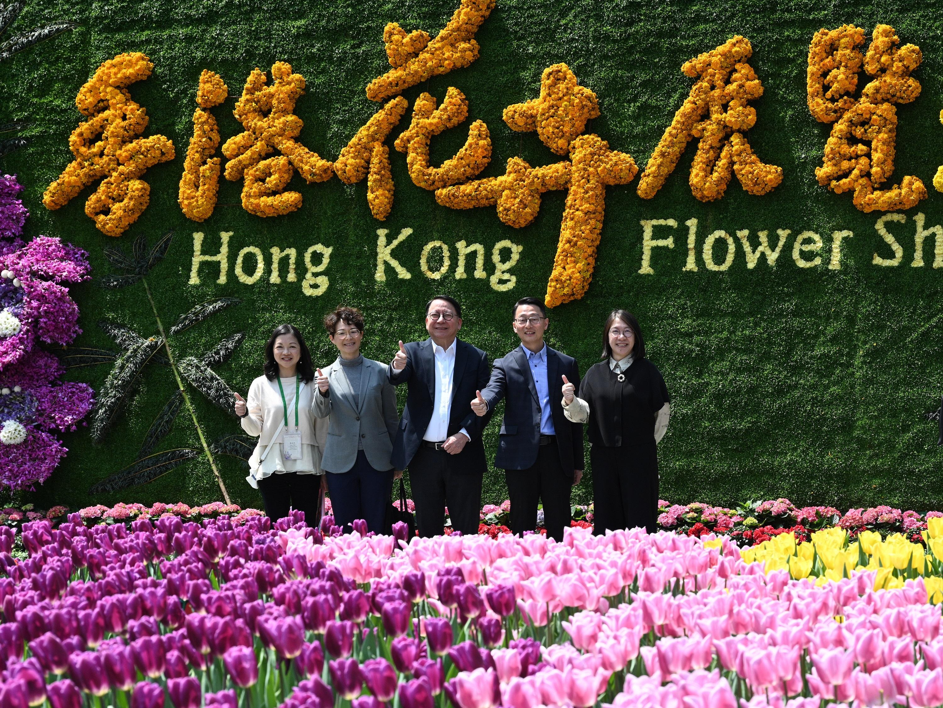 政务司司长陈国基（中）今日（三月二十日）参观香港花卉展览2024。旁为康乐及文化事务署署长刘明光（右二）。