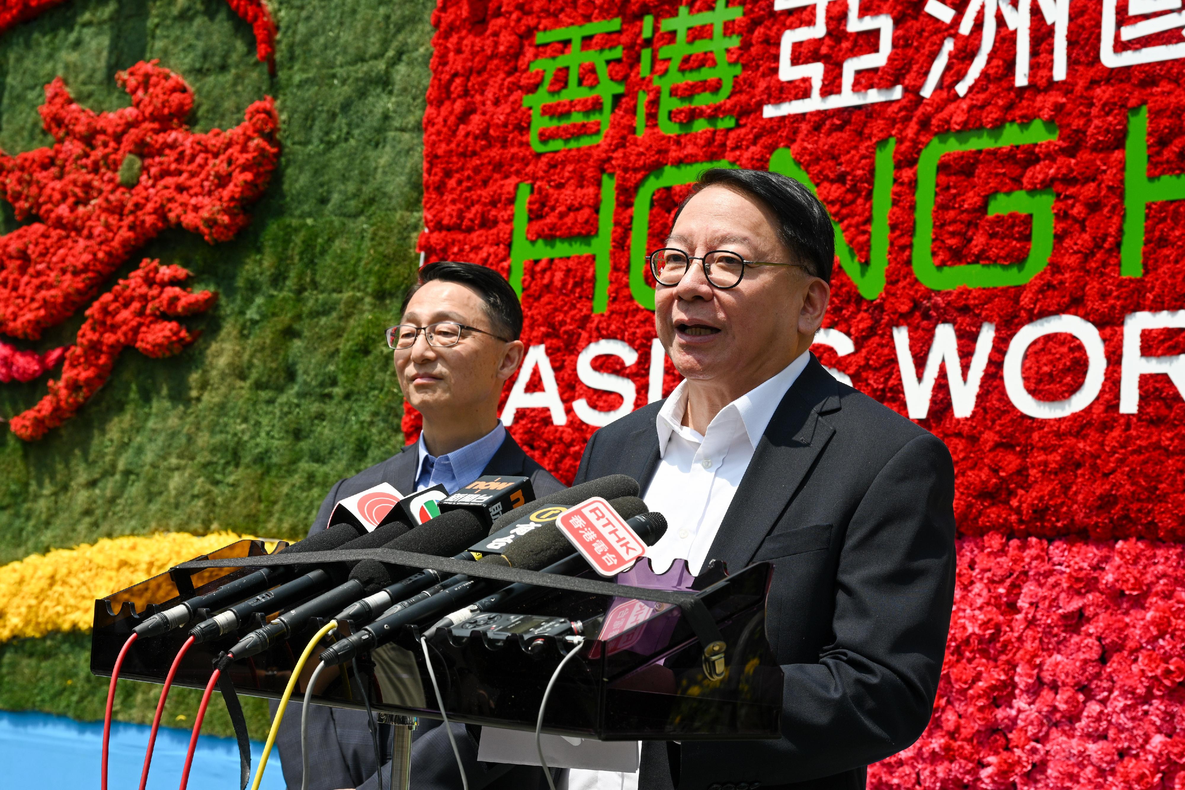政務司司長陳國基（右）今日（三月二十日）參觀香港花卉展覽2024後會見傳媒。旁為康樂及文化事務署署長劉明光（左）。
