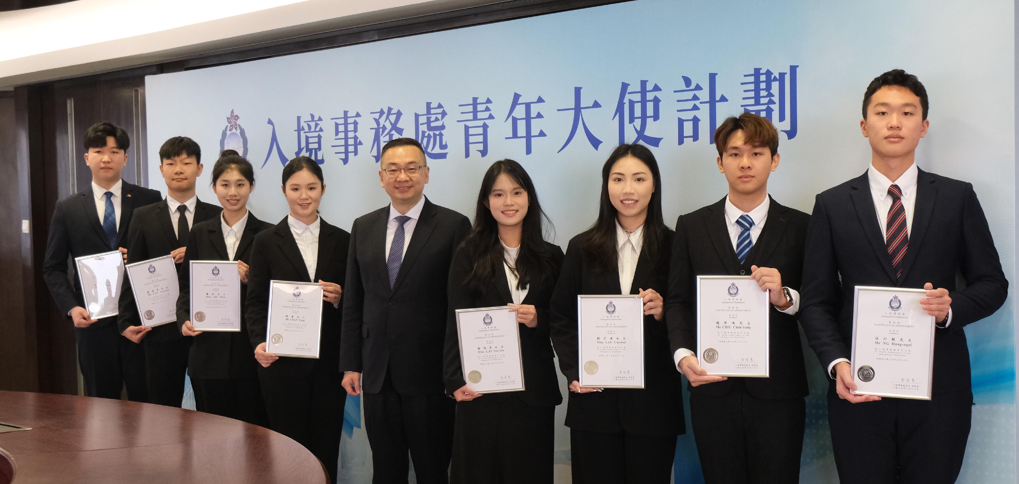 The Director of the Immigration, Mr Benson Kwok, attended the appointment ceremony of the Immigration Department Youth Ambassador Programme in Guangzhou. Photo shows Mr Kwok (fifth left) with eight Youth Ambassadors at the ceremony.
