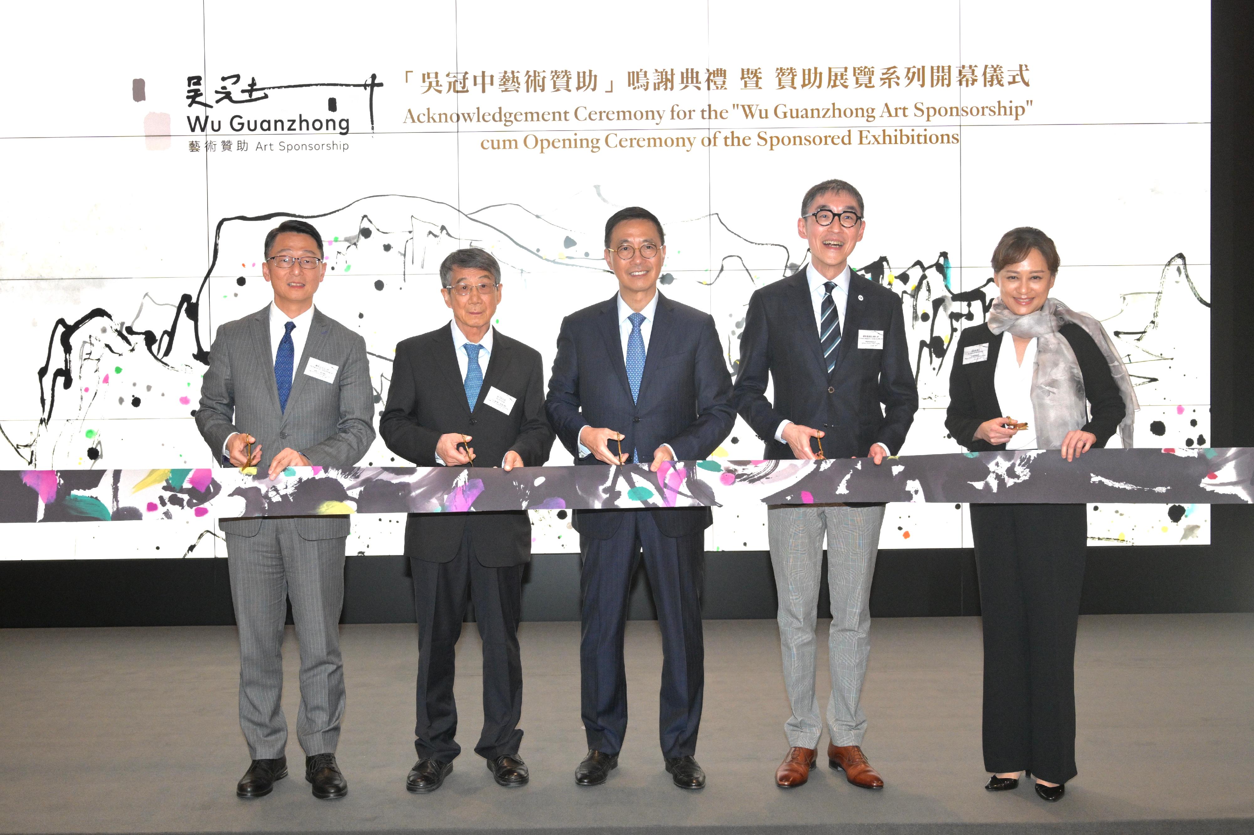 The acknowledgement ceremony for the Wu Guanzhong Art Sponsorship and opening ceremony of sponsored exhibitions was held today (March 21) at the Hong Kong Museum of Art (HKMoA). Picture shows (from left) officiating guests including the Director of Leisure and Cultural Services, Mr Vincent Liu; sponsor of the Wu Guanzhong Art Sponsorship, Mr Wu Keyu; the Secretary for Culture, Sports and Tourism, Mr Kevin Yeung; the Chairman of the Museum Advisory Committee, Professor Douglas So; and the Museum Director of the HKMoA, Dr Maria Mok, during the ribbon cutting ceremony.