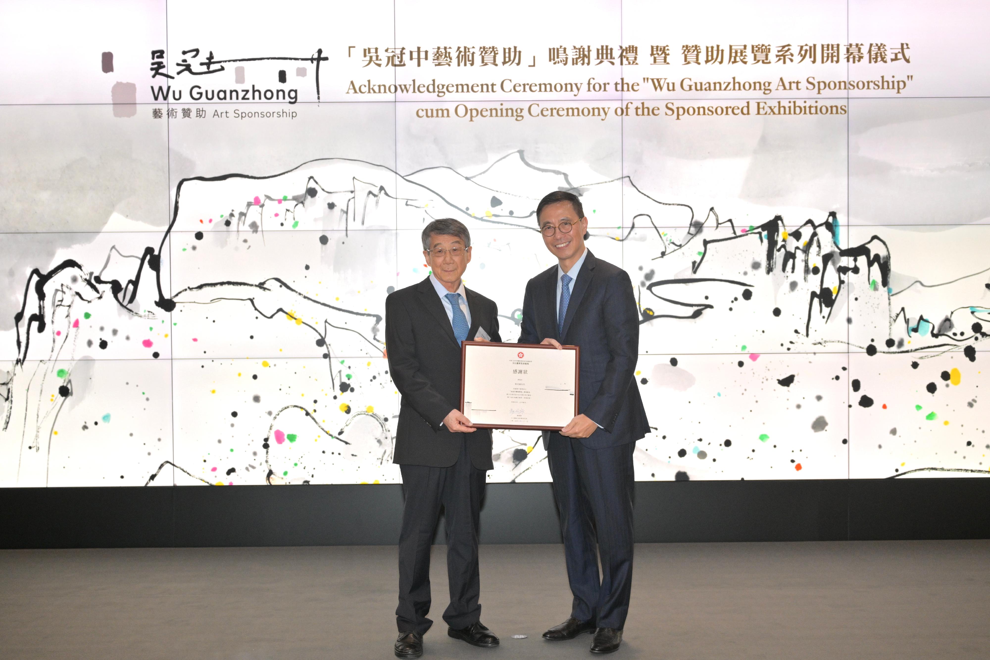 The acknowledgement ceremony for the Wu Guanzhong Art Sponsorship and opening ceremony of sponsored exhibitions was held today (March 21) at the Hong Kong Museum of Art. Picture shows the Secretary for Culture, Sports and Tourism, Mr Kevin Yeung (right), presenting a Certificate of Appreciation to the sponsor of the Wu Guanzhong Art Sponsorship, Mr Wu Keyu.