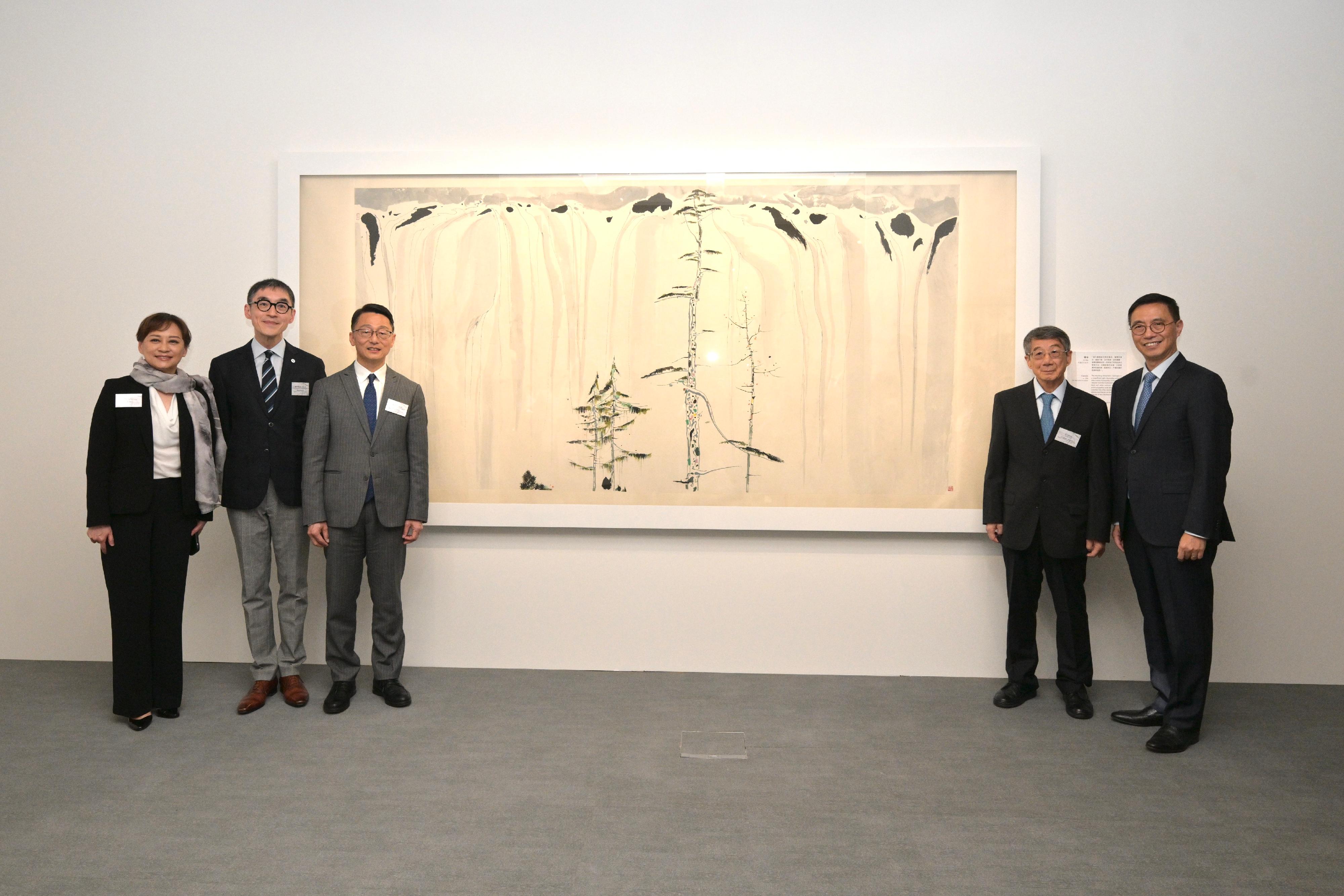 The acknowledgement ceremony for the Wu Guanzhong Art Sponsorship and opening ceremony of related sponsored exhibitions was held today (March 21) at the Hong Kong Museum of Art (HKMoA). Picture shows officiating guests (from right) the Secretary for Culture, Sports and Tourism, Mr Kevin Yeung; the sponsor of the Wu Guanzhong Art Sponsorship, Mr Wu Keyu; the Director of Leisure and Cultural Services, Mr Vincent Liu; the Chairman of Museum Advisory Committee, Professor Douglas So; and the Museum Director of the HKMoA, Dr Maria Mok, in front of Wu Guanzhong's work "Cascade".