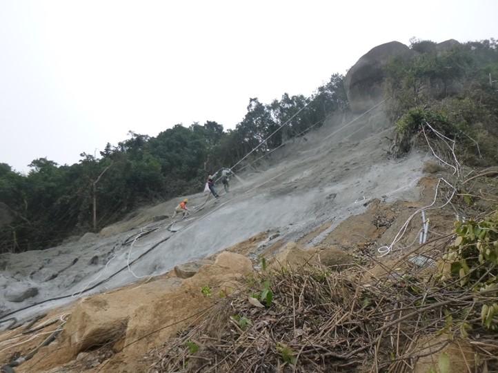 早前在現場利用噴漿混凝土穩定斜坡面，為耀興道上方天然山坡復修工程一部分。
