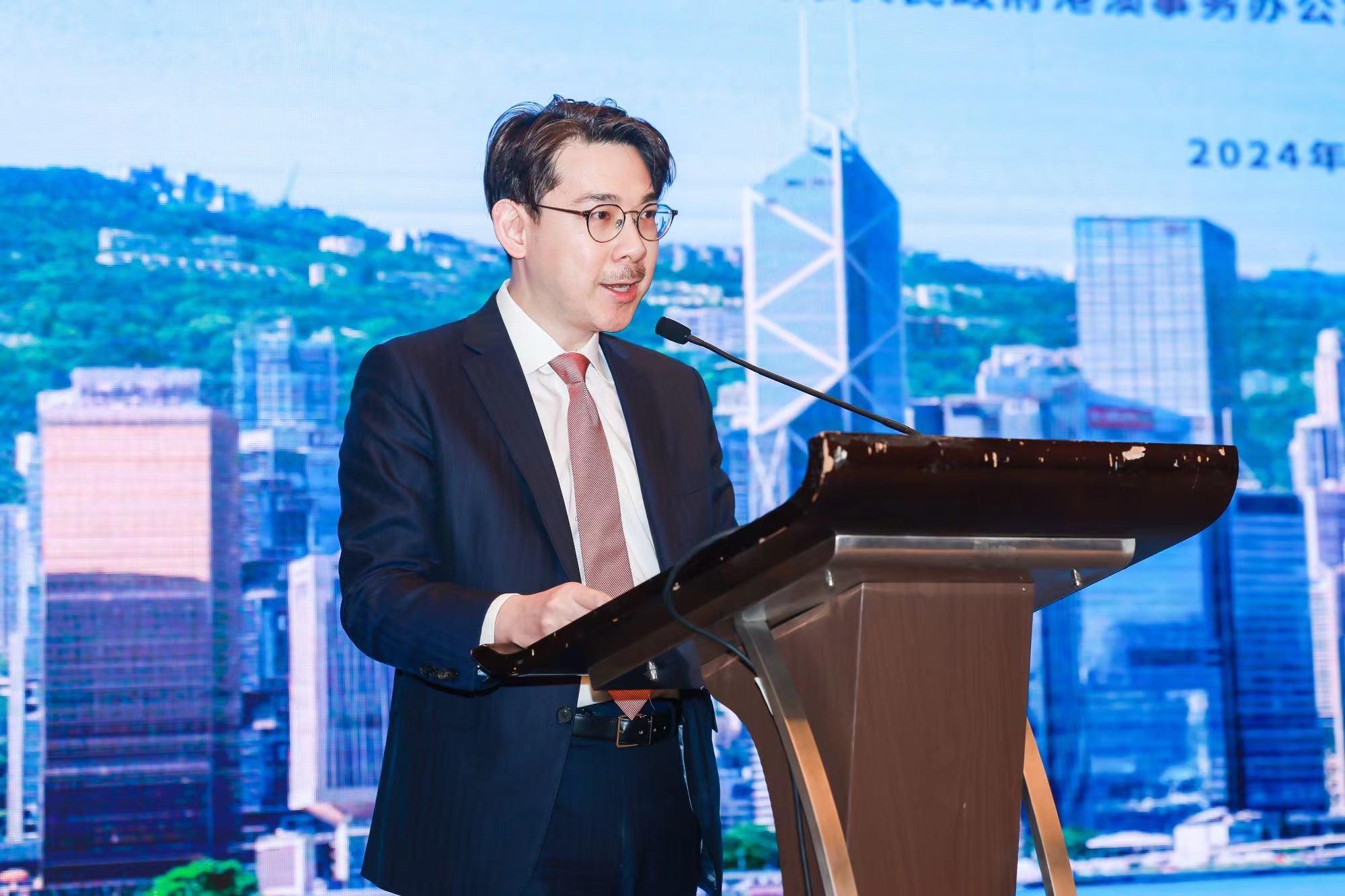 Invest Hong Kong and the Administrative Committee of Wuhan East Lake High-Tech Development Zone co-hosted a seminar in Wuhan, Hubei Province, today (March 21), encouraging local high-tech enterprises to make full use of Hong Kong's business advantages and opportunities in innovation development amid the Belt and Road Initiative and the Guangdong-Hong Kong-Macao Greater Bay Area development to expand overseas. Photo shows the Associate Director-General of Investment Promotion, Dr Jimmy Chiang, delivering welcome remarks at the seminar. 
