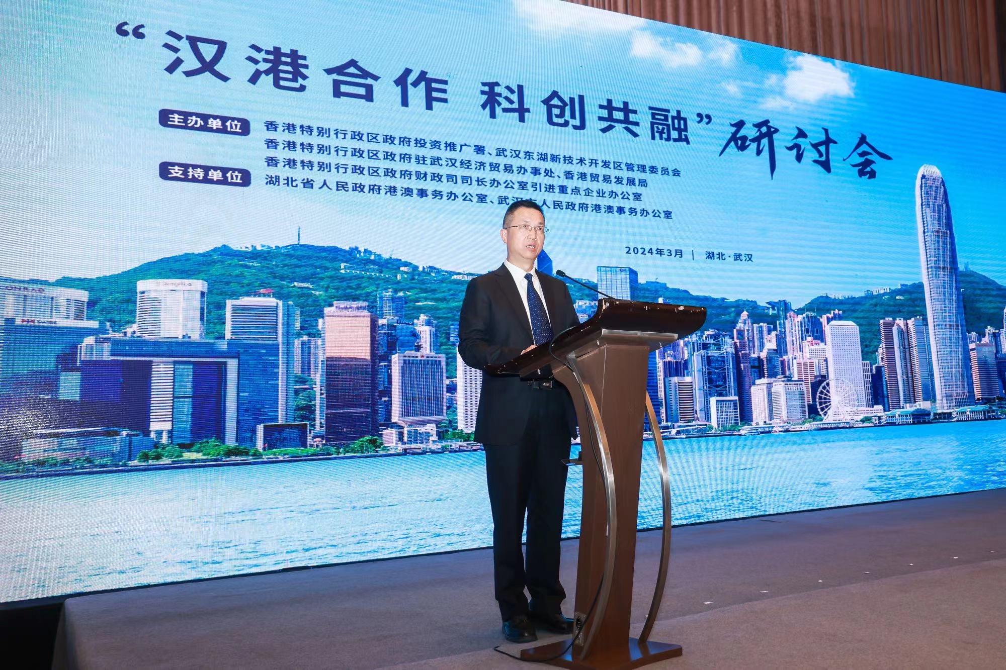Invest Hong Kong and the Administrative Committee of Wuhan East Lake High-Tech Development Zone (WEHDZ) co-hosted a seminar in Wuhan, Hubei Province, today (March 21), encouraging local high-tech enterprises to make full use of Hong Kong's business advantages and opportunities in innovation development amid the Belt and Road Initiative and the Guangdong-Hong Kong-Macao Greater Bay Area development to expand overseas. Photo shows Deputy Director of Administrative Committee of the WEHDZ Mr Li Shiting, delivering remarks at the seminar. 


