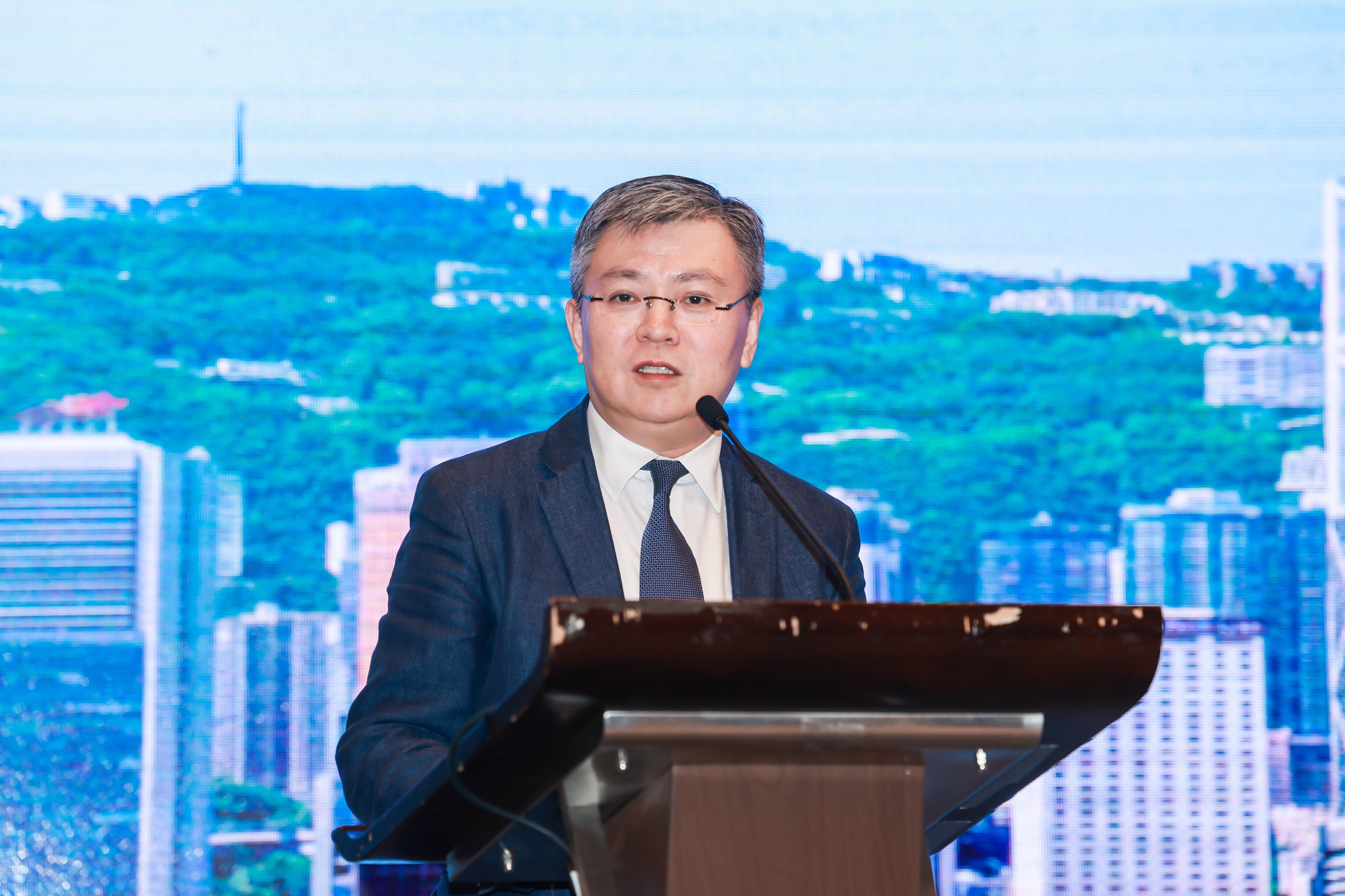 Invest Hong Kong and the Administrative Committee of Wuhan East Lake High-Tech Development Zone co-hosted a seminar in Wuhan, Hubei Province, today (March 21), encouraging local high-tech enterprises to make full use of Hong Kong's business advantages and opportunities in innovation development amid the Belt and Road Initiative and the Guangdong-Hong Kong-Macao Greater Bay Area development to expand overseas. Photo shows the Regional Director of Eastern and Central China, the Hong Kong Trade Development Council, Mr Kent Lyu, delivering remarks at the seminar. 


