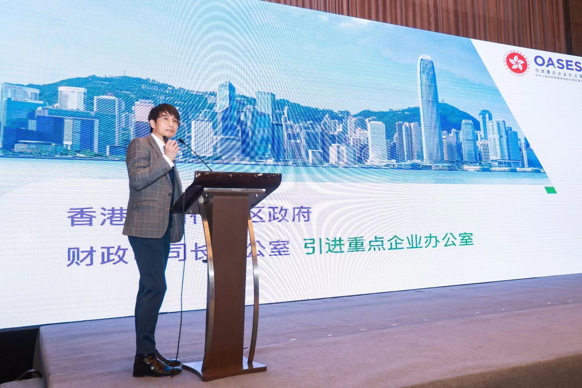 Invest Hong Kong and the Administrative Committee of Wuhan East Lake High-Tech Development Zone co-hosted a seminar in Wuhan, Hubei Province, today (March 21), encouraging local high-tech enterprises to make full use of Hong Kong's business advantages and opportunities in innovation development amid the Belt and Road Initiative and the Guangdong-Hong Kong-Macao Greater Bay Area development to expand overseas. Photo shows Vice President (Advanced Manufacturing and New Energy Technology) of the Office for Attracting Strategic Enterprises Mr Benjamin Wong presenting at the seminar. 
