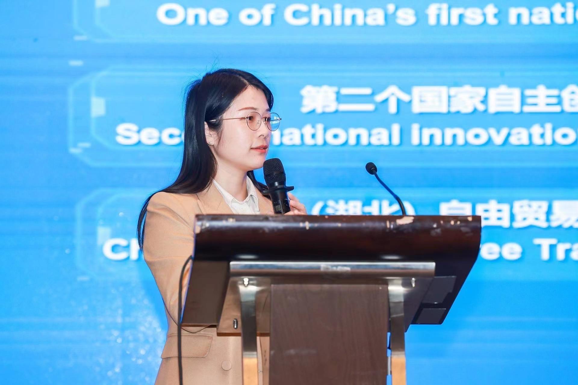 Invest Hong Kong and the Administrative Committee of Wuhan East Lake High-Tech Development Zone (WEHDZ) co-hosted a seminar in Wuhan, Hubei Province, today (March 21), encouraging local high-tech enterprises to make full use of Hong Kong's business advantages and opportunities in innovation development amid the Belt and Road Initiative and the Guangdong-Hong Kong-Macao Greater Bay Area development to expand overseas. Photo shows the Deputy Director of the Bureau of investment promotion of the WEHDZ, Ms Chen Yu, presenting at the seminar. 


