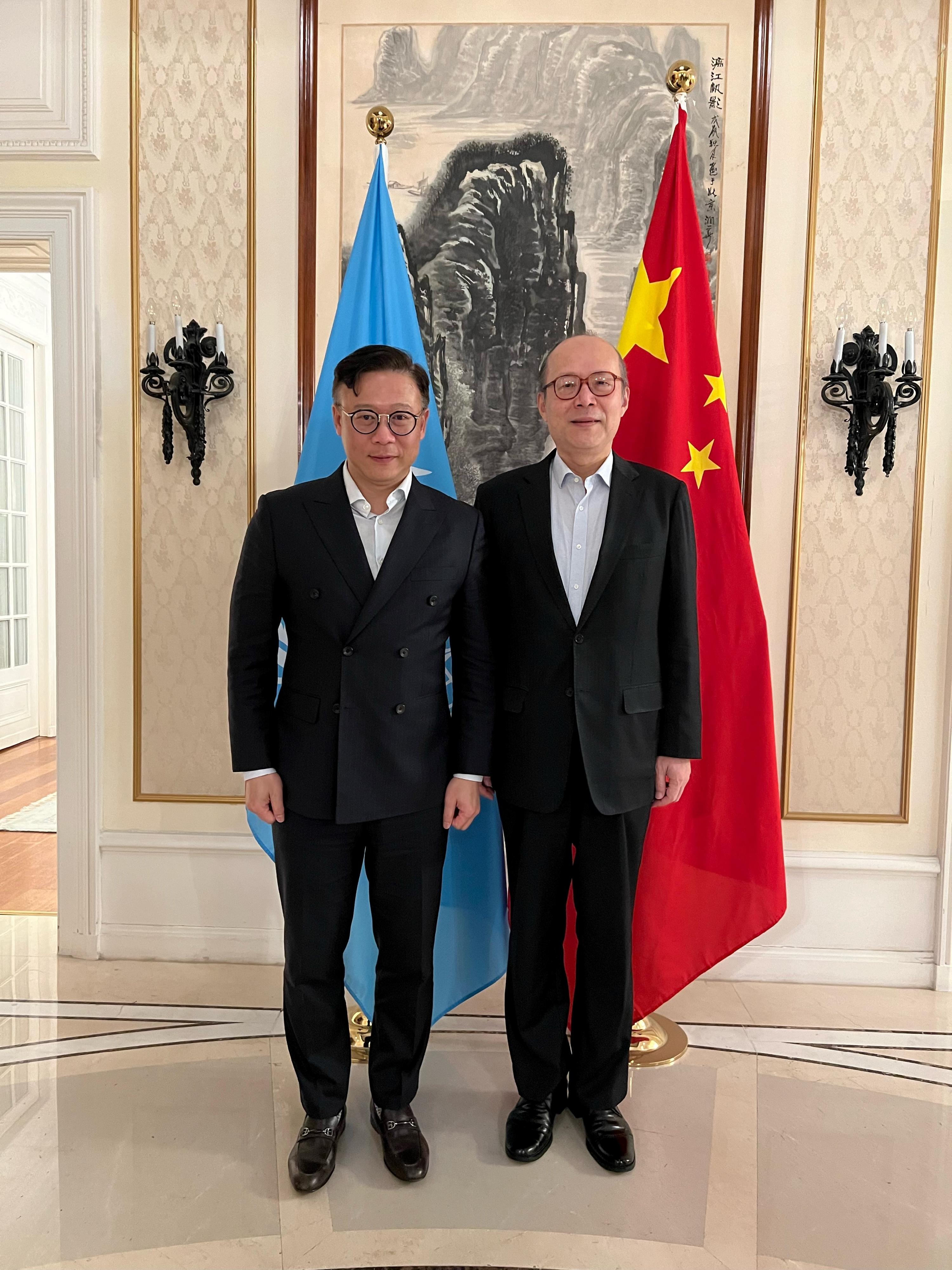 律政司副司長張國鈞（左）三月十九日（日內瓦時間）在瑞士日內瓦拜會中華人民共和國常駐聯合國日內瓦辦事處和瑞士其他國際組織代表團特命全權大使、常駐代表陳旭（右）。