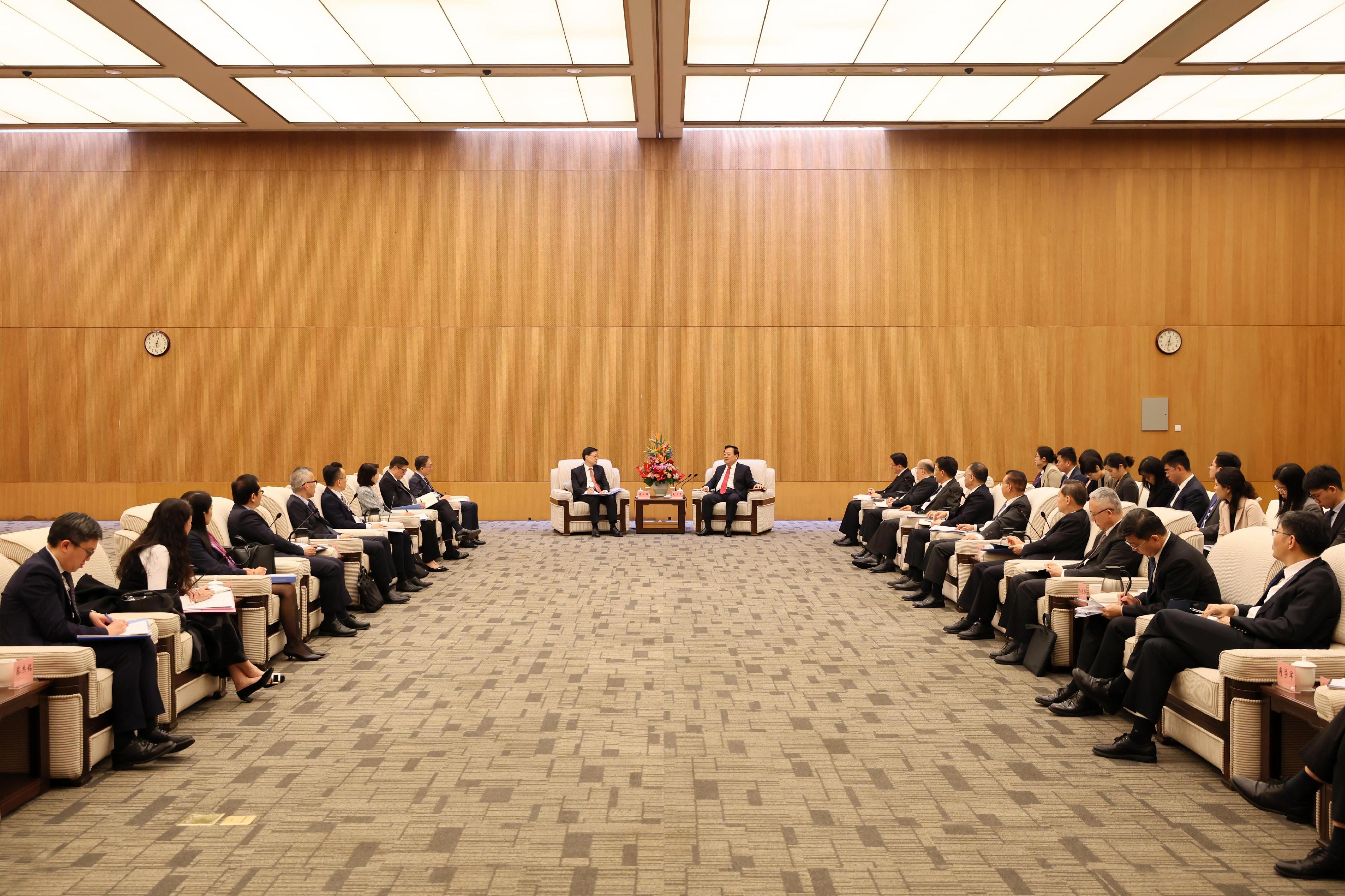 The Director of the Hong Kong and Macao Work Office of the Communist Party of China Central Committee and the Hong Kong and Macao Affairs Office of the State Council, Mr Xia Baolong (11th left), meets the Chief Executive, Mr John Lee (10th left), in Shenzhen this morning (March 21). The Secretary for Justice, Mr Paul Lam, SC (ninth left); the Secretary for Security, Mr Tang Ping-keung (eighth left); and the Director of the Chief Executive's Office, Ms Carol Yip (seventh left), also joined the meeting.