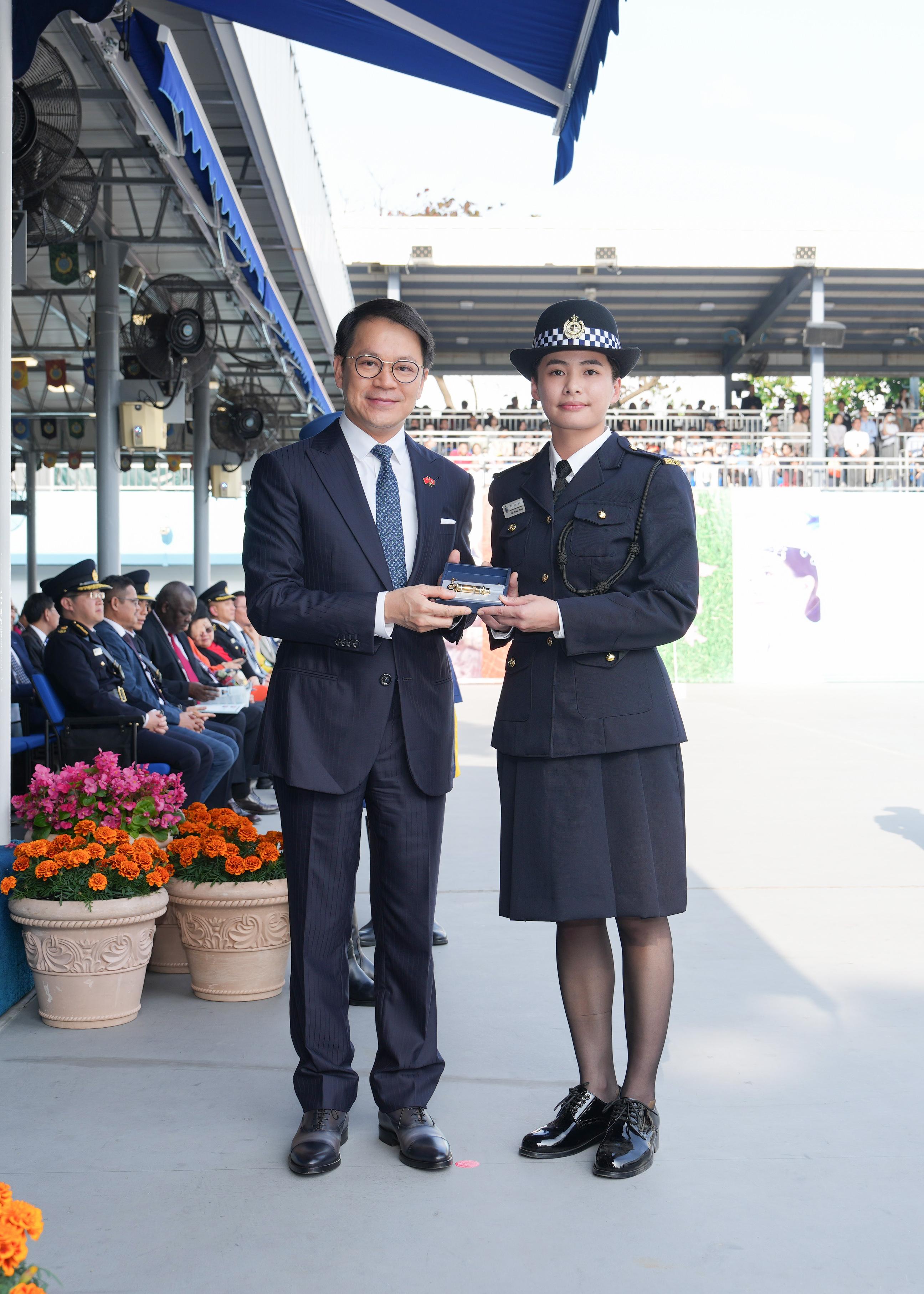 陳克勤（左）頒發最優秀學員「金笛獎」予二級懲教助理何詠姍。