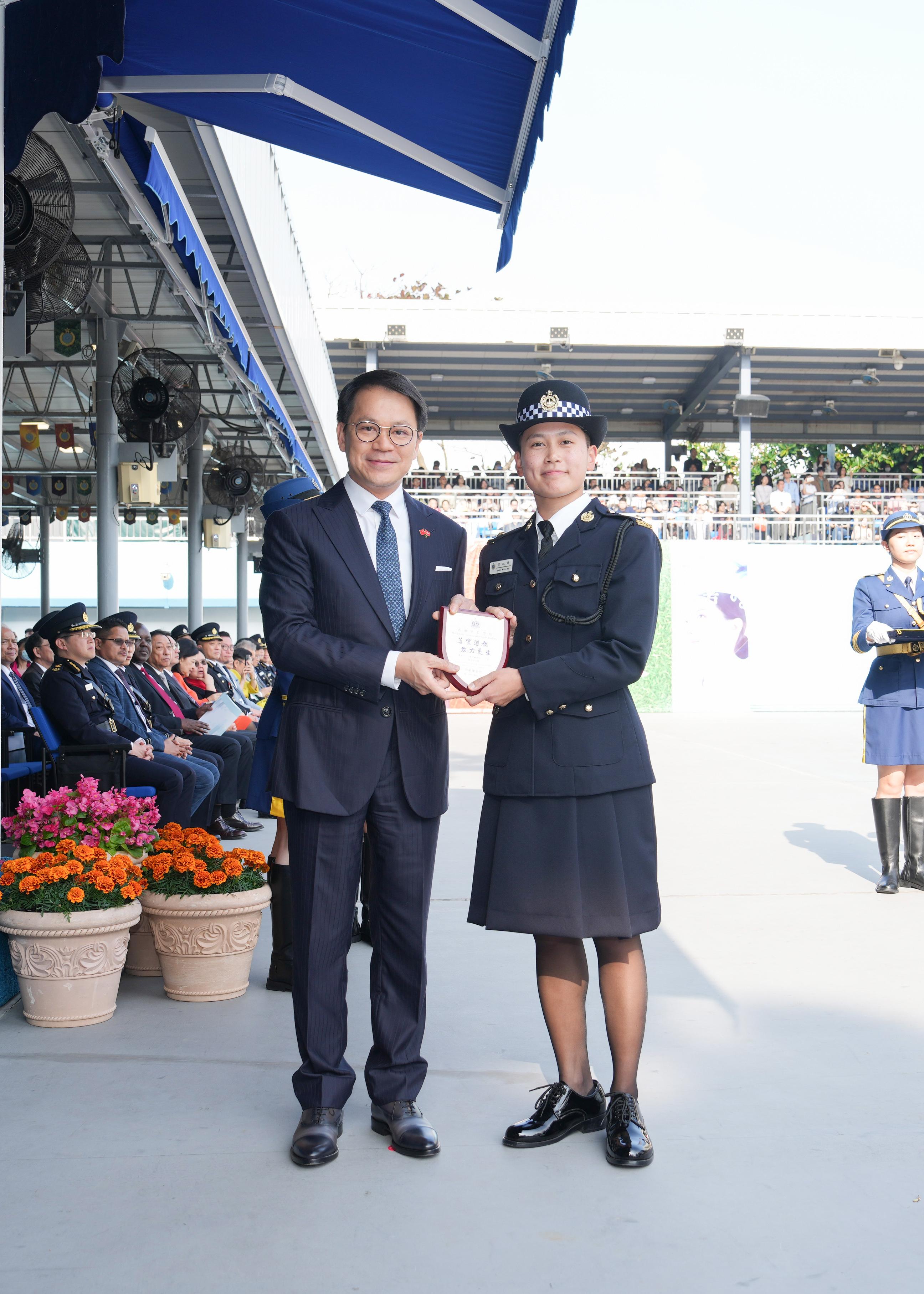 The Chairman of the Legislative Council Panel on Security, Mr Chan Hak-kan, attended the Correctional Services Department passing-out parade today (March 22). Photo shows Mr Chan (left) presenting a Best Recruit Award, the Principal's Shield, to Officer Ms Shiu Man-yip.