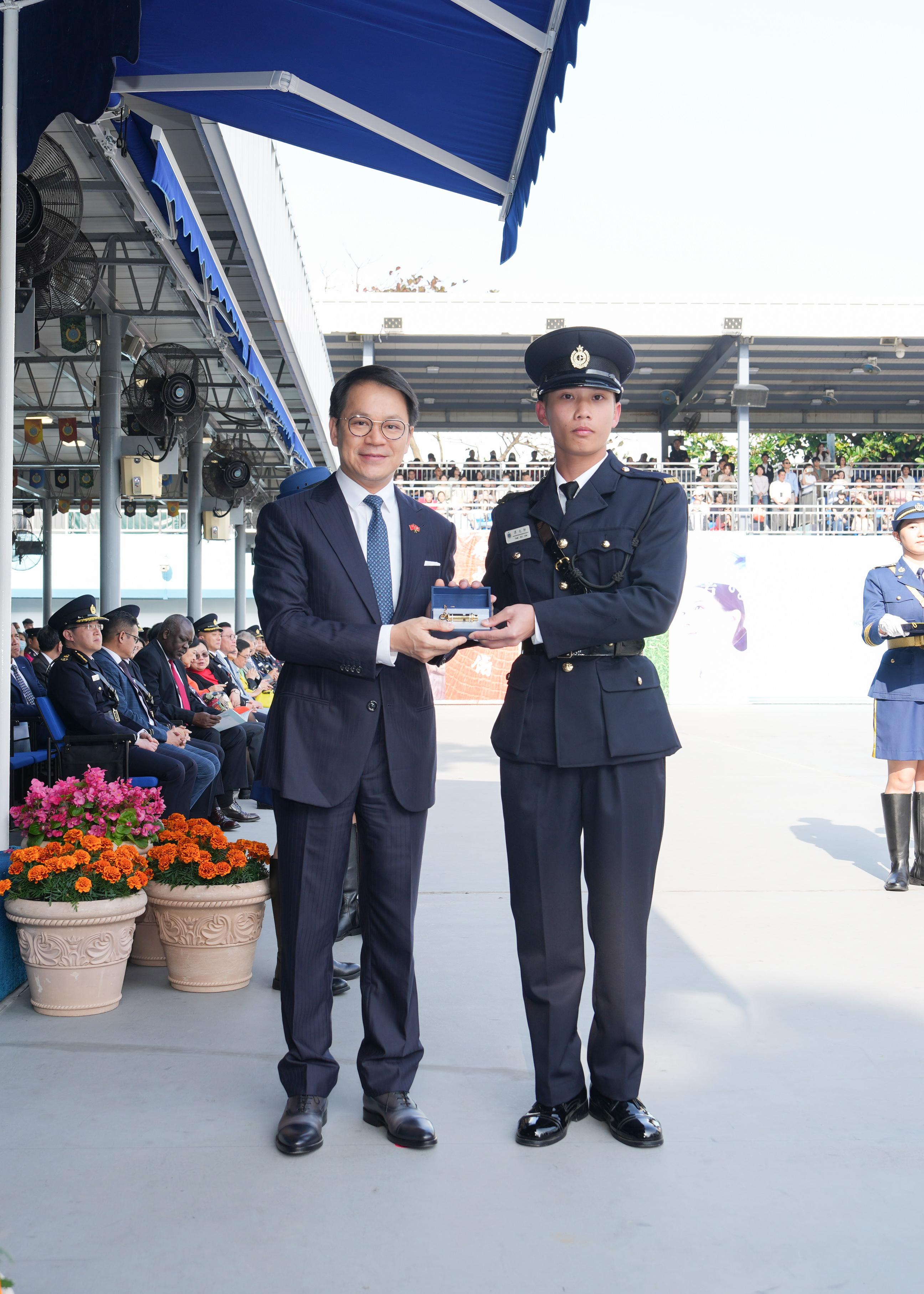 The Chairman of the Legislative Council Panel on Security, Mr Chan Hak-kan, attended the Correctional Services Department passing-out parade today (March 22). Photo shows Mr Chan (left) presenting a Best Recruit Award, the Golden Whistle, to Assistant Officer II Mr Tam Siu-hin.