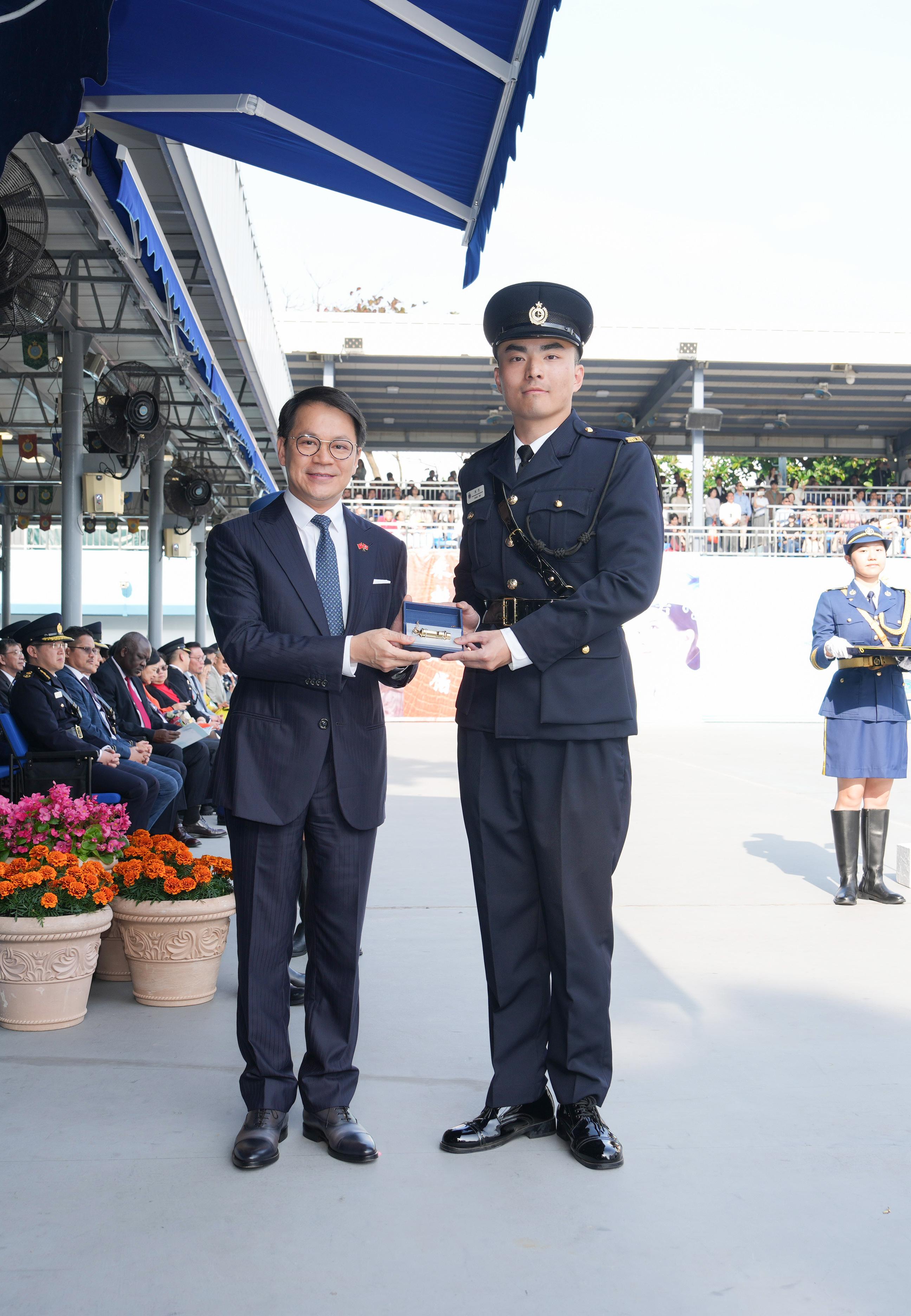 The Chairman of the Legislative Council Panel on Security, Mr Chan Hak-kan, attended the Correctional Services Department passing-out parade today (March 22). Photo shows Mr Chan (left) presenting a Best Recruit Award, the Golden Whistle, to Assistant Officer II Mr Chan Hei.