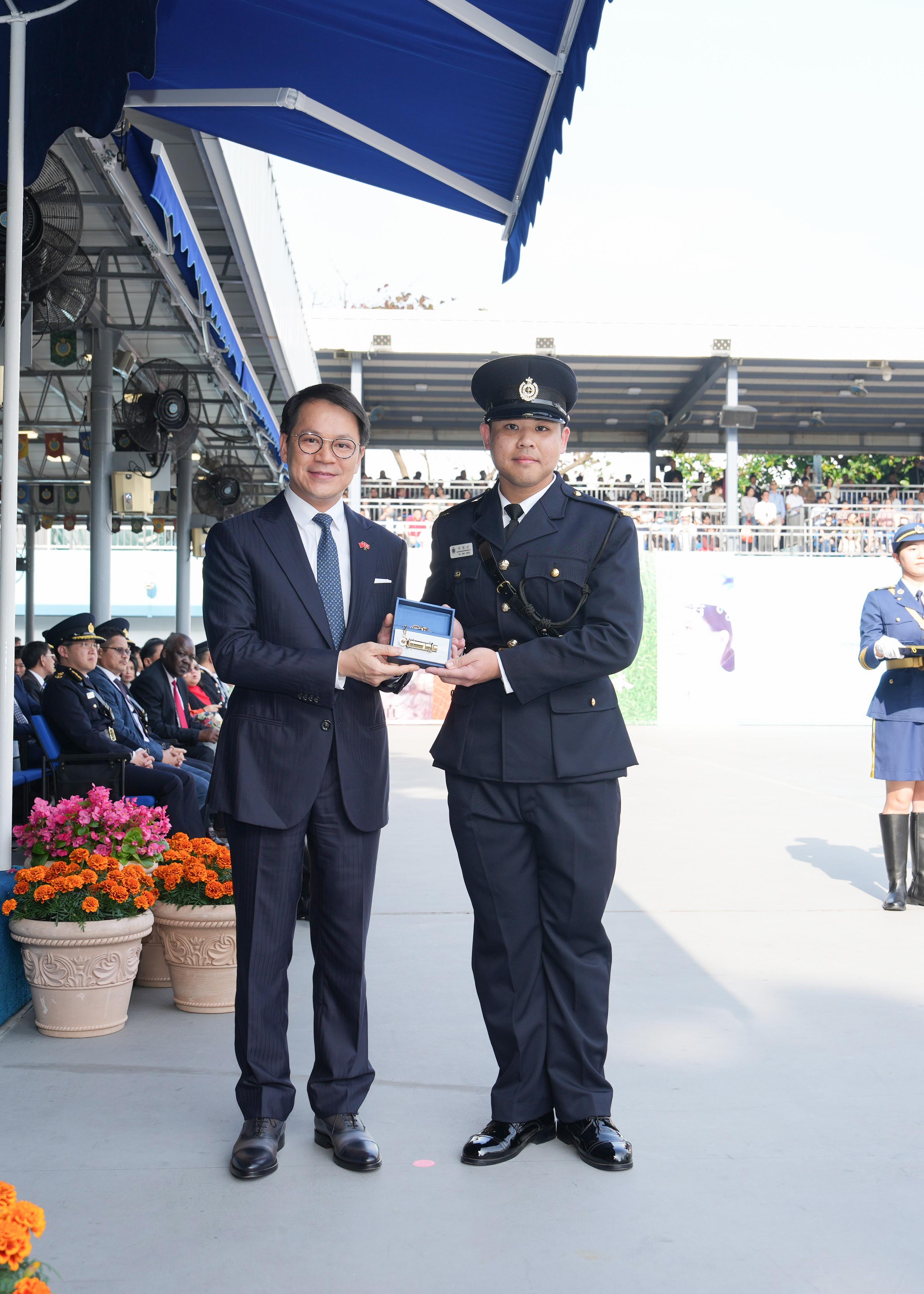 Chairman of the Legislative Council Panel on Security, Mr Chan Hak-kan, attended the Correctional Services Department passing-out parade today (March 22). Photo shows Mr Chan (left) presenting a Best Recruit Award, the Golden Whistle, to Assistant Officer II Mr Yu Chi-chiu.