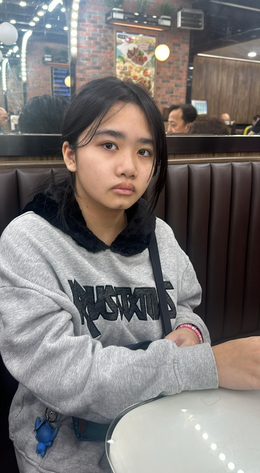 Chu Yee-man, aged 14, is about 1.5 metres tall, 59 kilograms in weight and of fat build. She has a round face with yellow complexion and long straight black hair. She was last seen wearing a white shirt, black sports jacket, black trousers and white sports shoes.